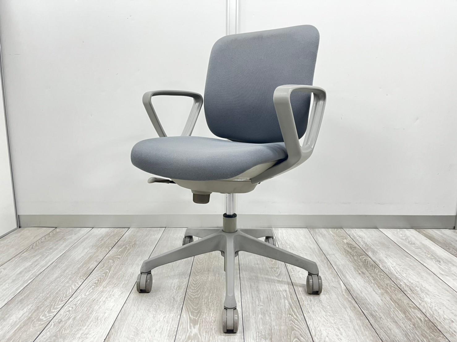 ローコストチェアなのに、厚めクッション！
■オカムラ/CG-R/グレー
                        CG-Rチェア
                                    中古
            