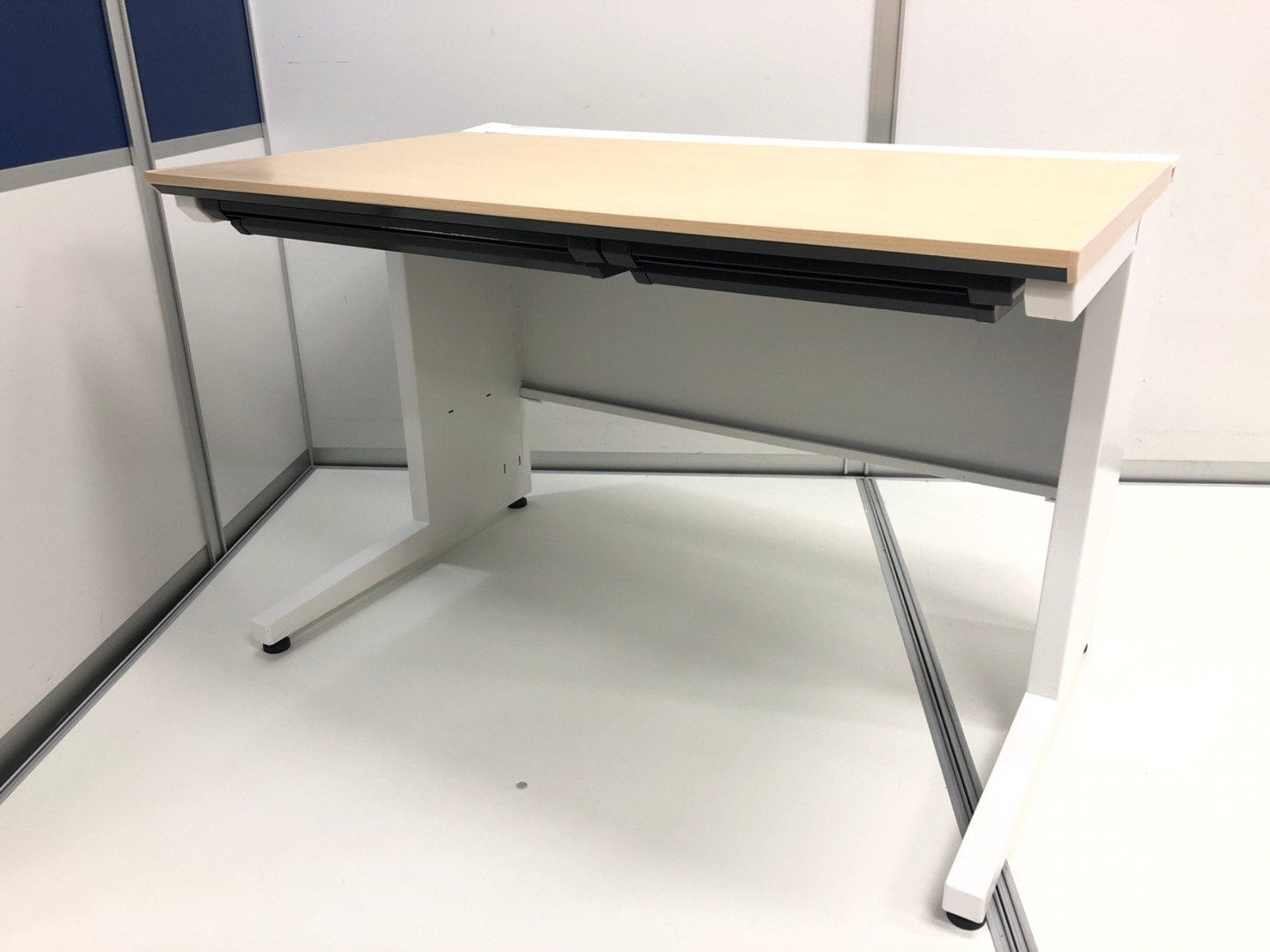 【痒い所に手が届くサイズ！W1100/D650】ナチュラルカラー(木目)の平机！！■カフェのようなオシャレなオフィスつくりを目指している方に!!　コクヨ　IS　引き出し付き
                        iSシリーズ
                                    中古
            