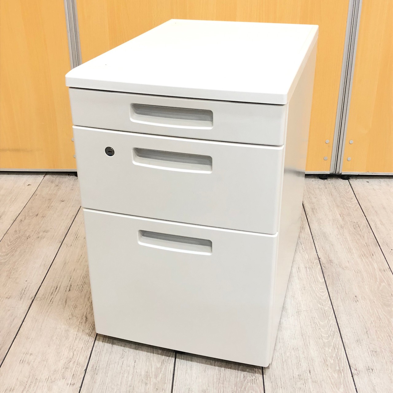 コクヨ　KOKUYO　3段ワゴン　BS　ホワイト　収納や移動に便利
                        BS+
                                    中古
            