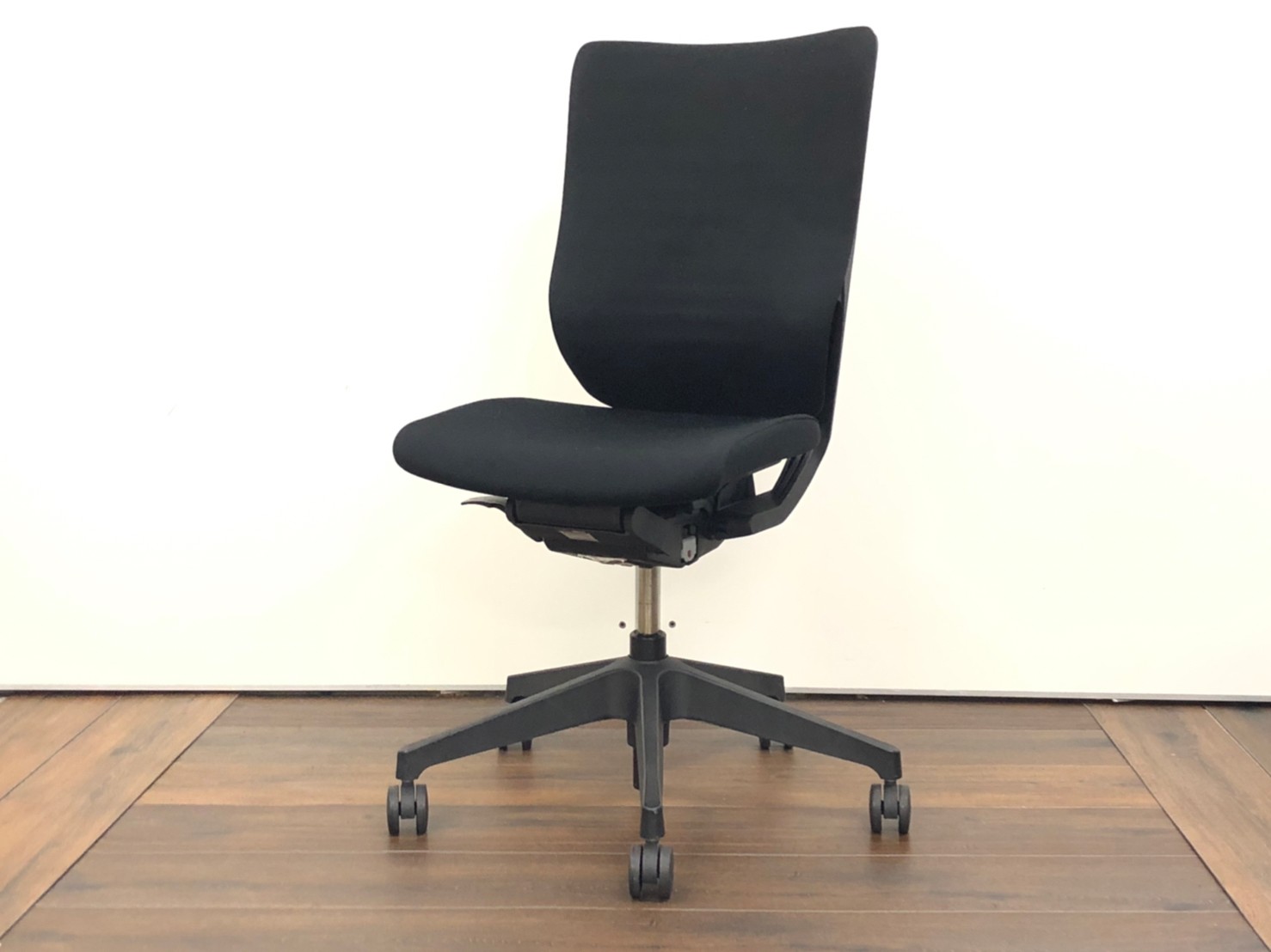 【ブラックカラーのハイバックチェア！】イトーキ（ITOKI)エピオスチェア　ブラック　背面：クロスバック　肘無し　※フリーロッキング仕様
                        エピオスチェア
                                    中古
            