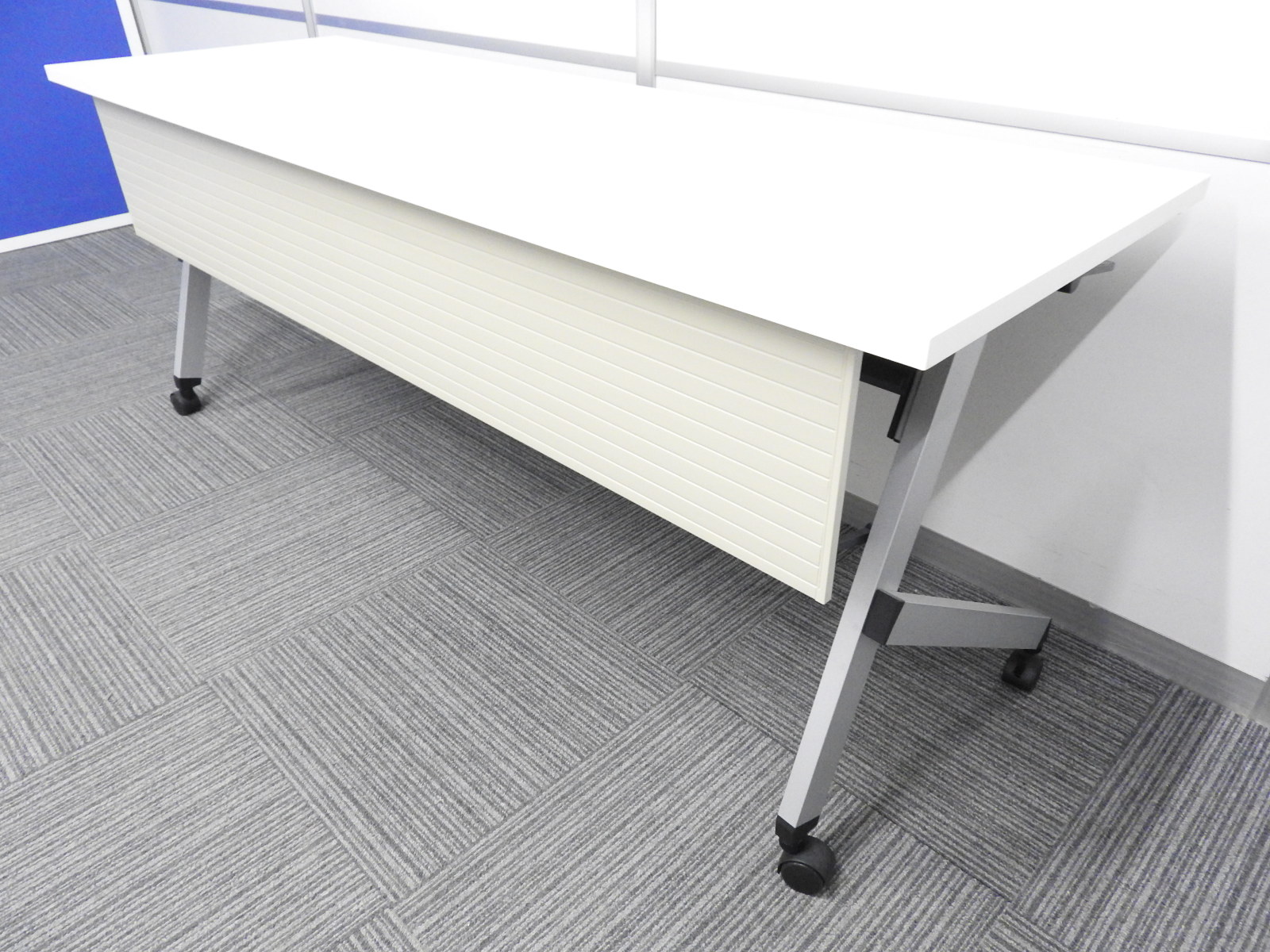 【キャスター付でスムーズに移動できます！】◆内田洋行（UCHIDA）製　サイドスタックテーブル　W1800×D600mm　ホワイト　幕板パネル付き
                        プラッテ
                                    中古
            