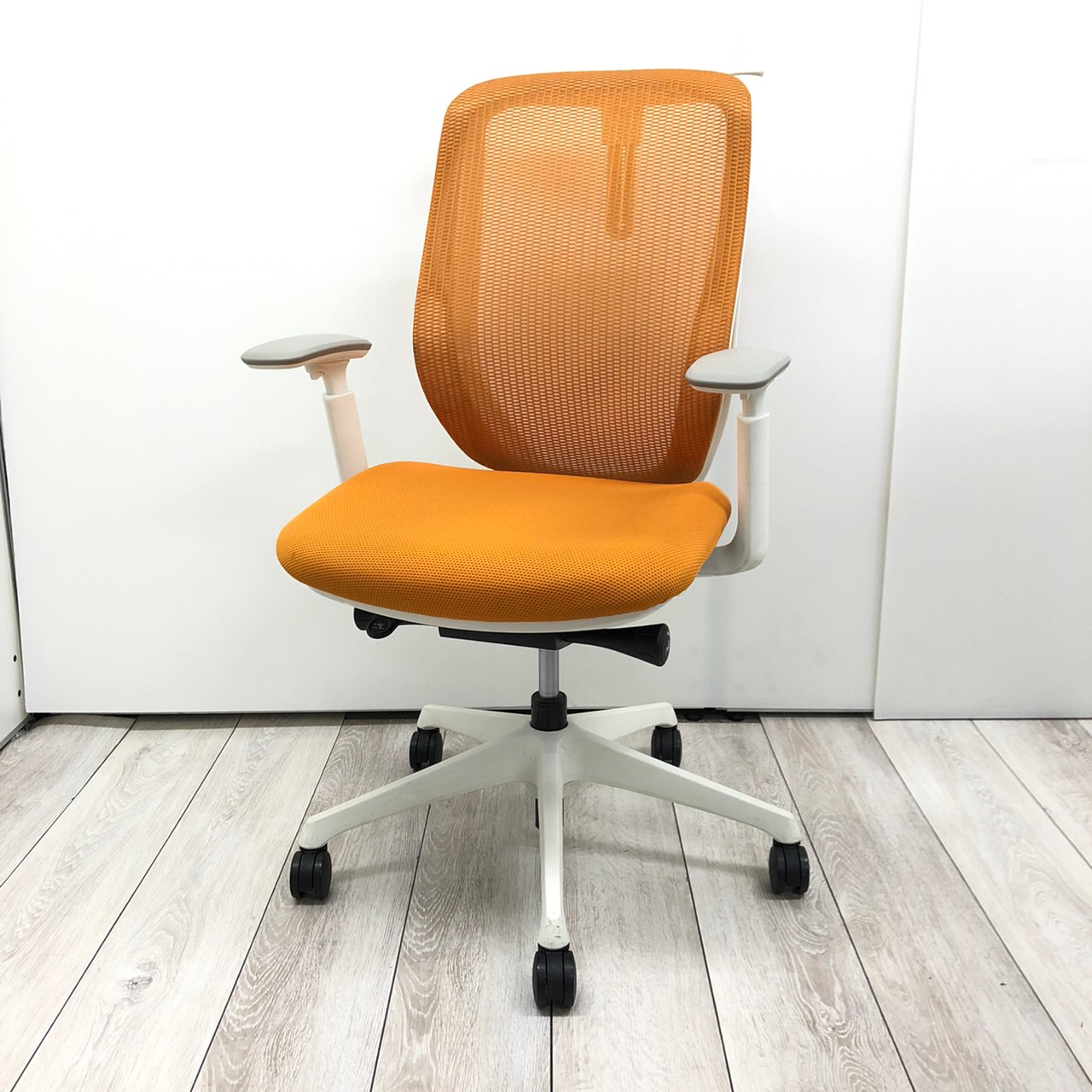 【オカムラ製】シルフィ/オレンジ【前傾姿勢！】【稼働肘！！】【ジャケットハンガー付き！！！】
                        シルフィー
                                    中古
            