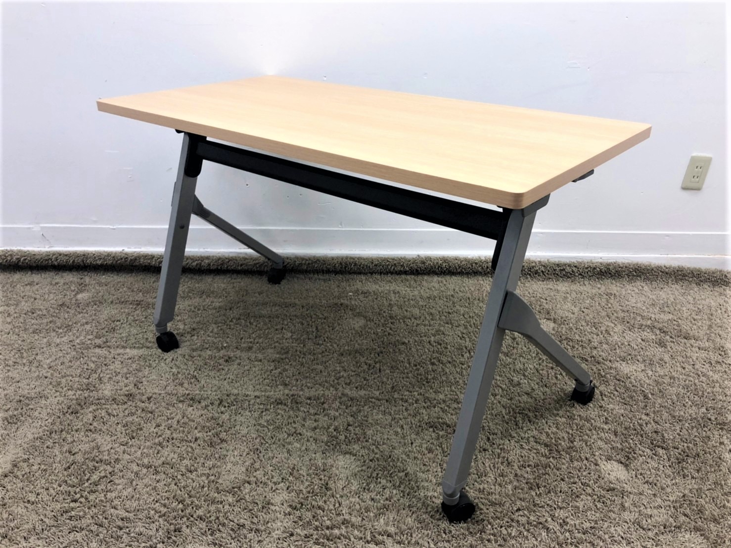 【セミナーや休憩室におすすめ！】■オカムラ製　サイドスタックテーブル　■W1200×D600mm　木目柄ナチュラル天板　
                        フラプター
                                    中古
            