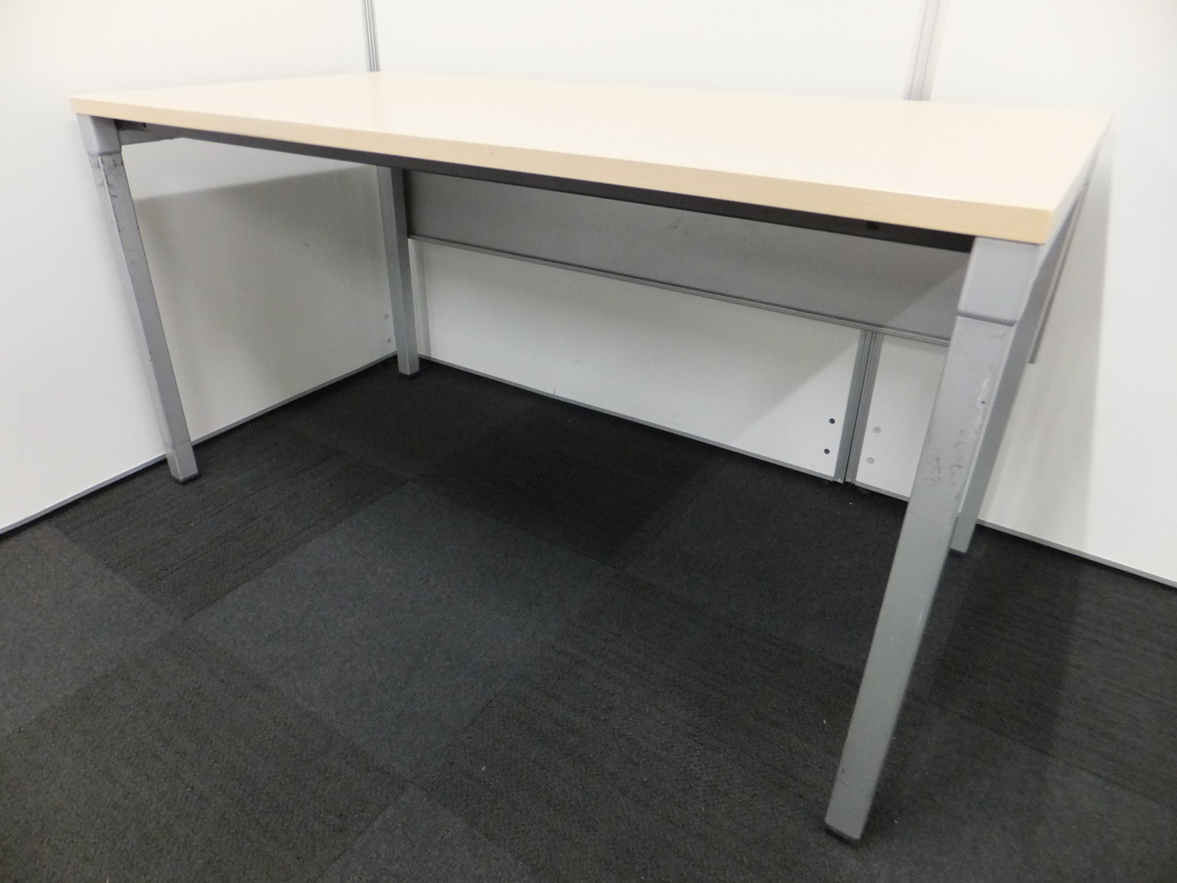 【オフィスデスク、ランチなどのテーブルにも！！】
シンプルで広々空間！だからこそ汎用性高い！！
コクヨ/平机/デルフィ/ナチュラル
                        デルフィ
                                    中古
            