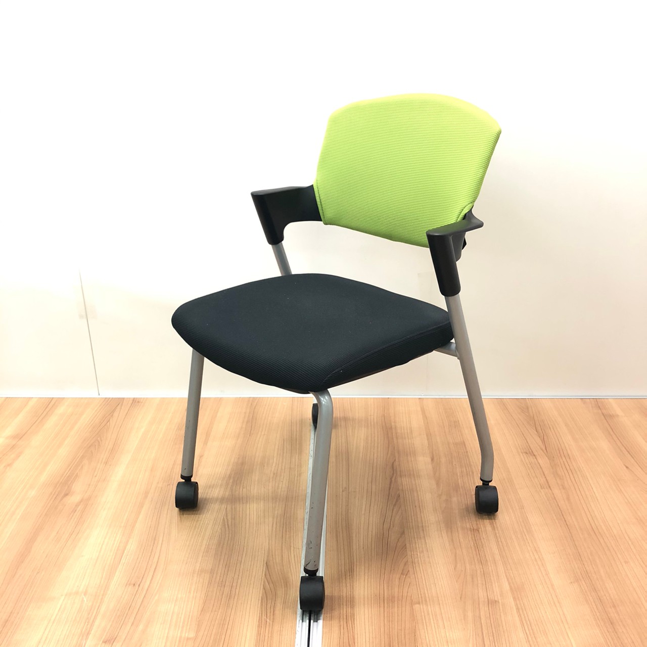 【会議用や休憩室に】プロッティは人気です！安心してご利用頂けます！オフィスの定番チェア　/　省スペース
                        プロッティチェア
                                    中古
            