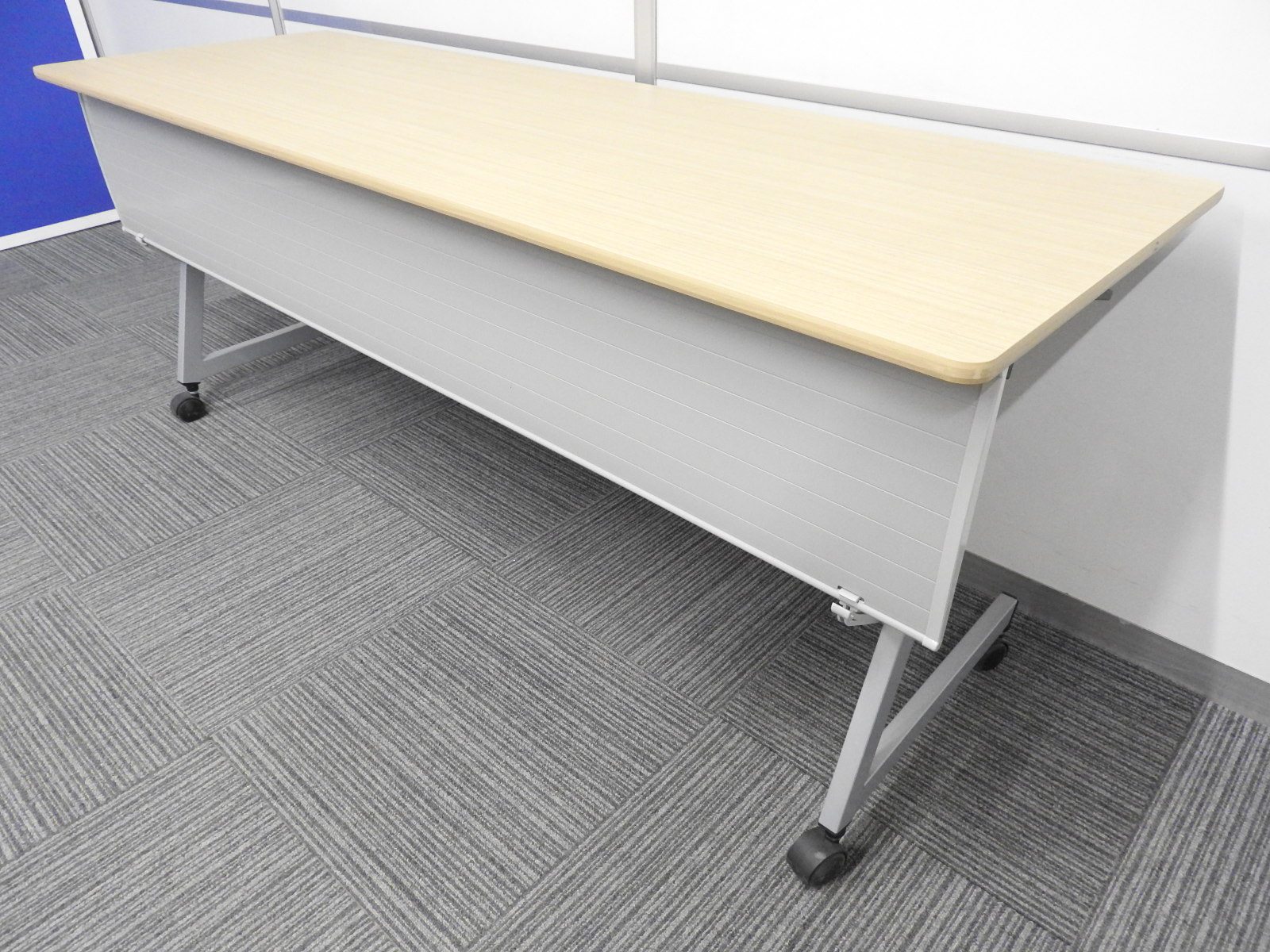 【大型折り畳みテーブル！】◆イトーキ製　サイドスタックテーブル　　W1800×D600mm　幕板パネル付【流行のナチュラルカラー】
                        HXシリーズ
                                    中古
            