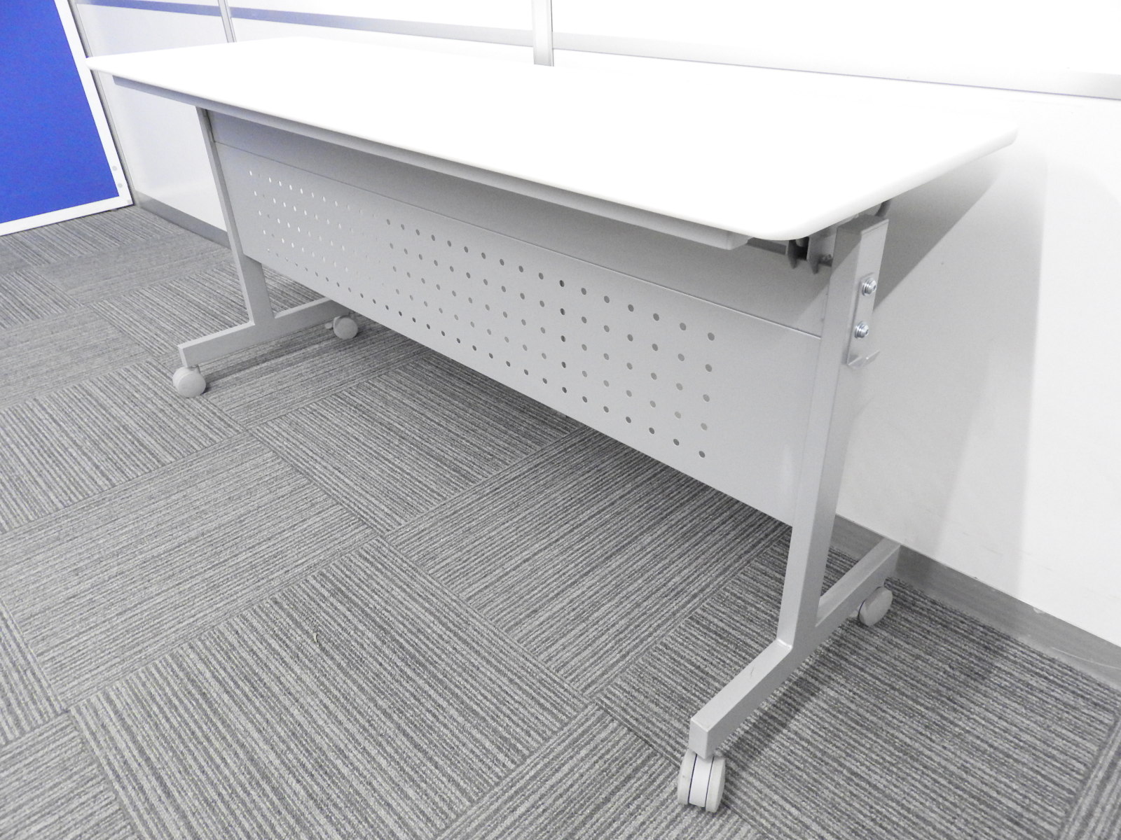 【コンパクトに使えます！】■フォールディングテーブル　W1500×D450×H705mm　ホワイト　幕板付き
                        その他シリーズ
                                    中古
            