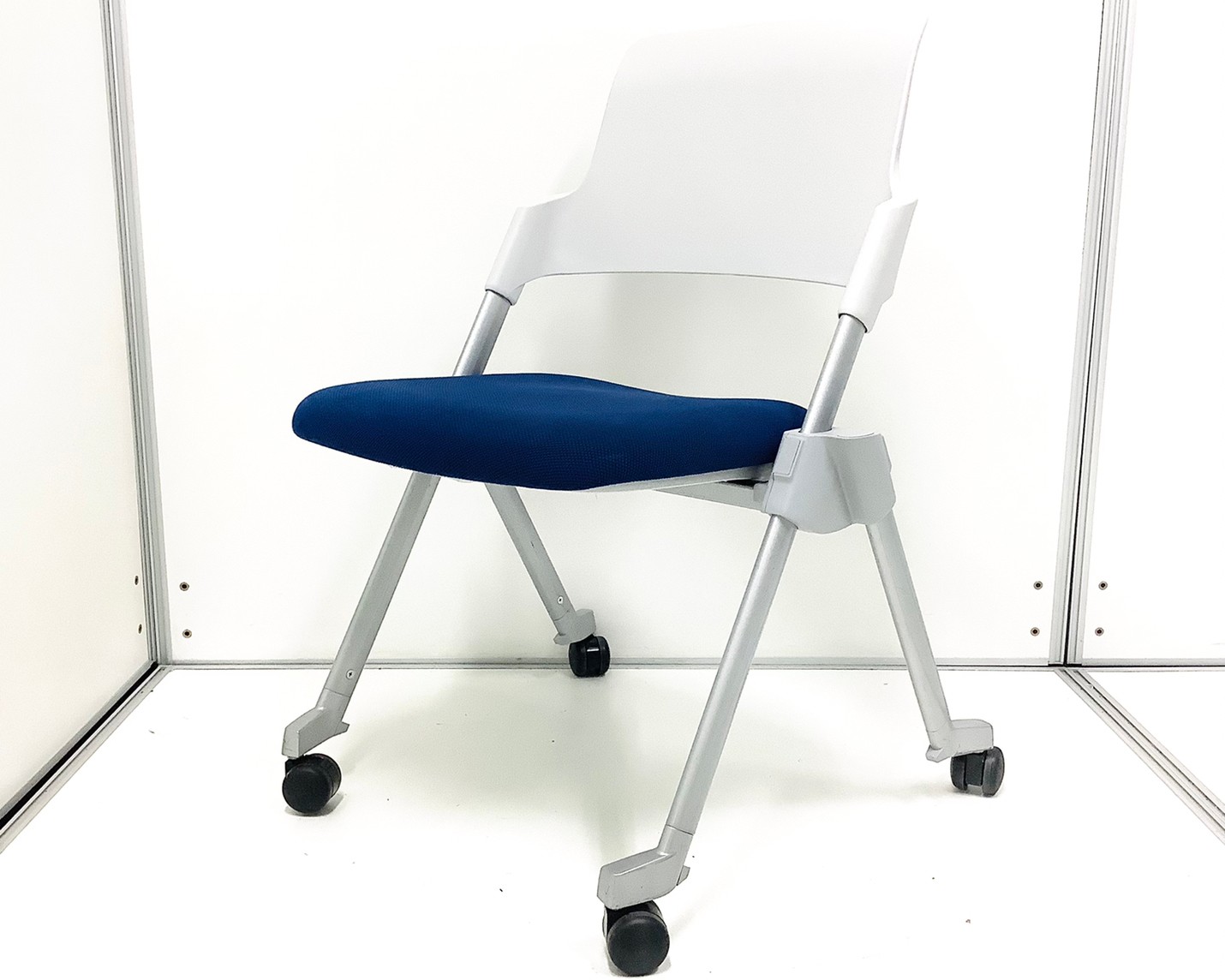 【KS】【洗練されたデザイン！】■コクヨ製　アンフィシリーズ　スタッキングチェア　ブルー
                        アンフィ
                                    中古
            