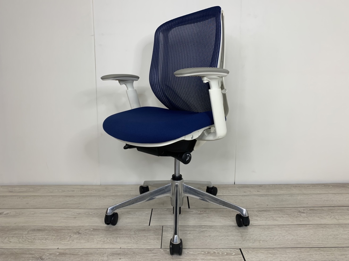 【人気商品】■オカムラ　■シルフィ　■コンパクトなローバック仕様　■女性・お子様にも　ロット入荷につき今なら揃います
                        シルフィー
                                    中古
            