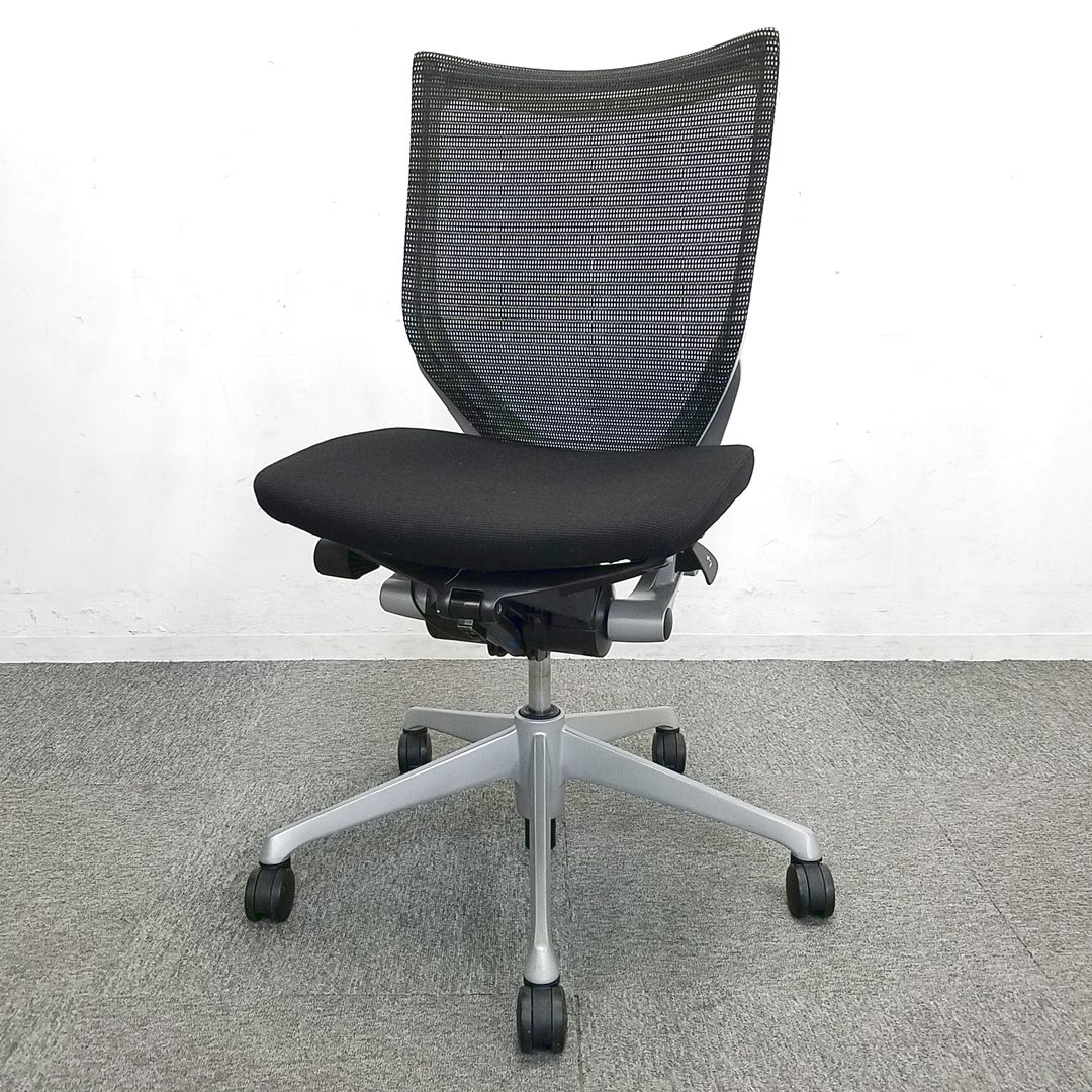 【在庫入替セール（本在庫限定価格）】■オカムラ製　バロンチェア　ブラック　ホワイトフレーム【ベストなポジションが得られる先進設計！】
                        バロンチェア
                                    中古
            