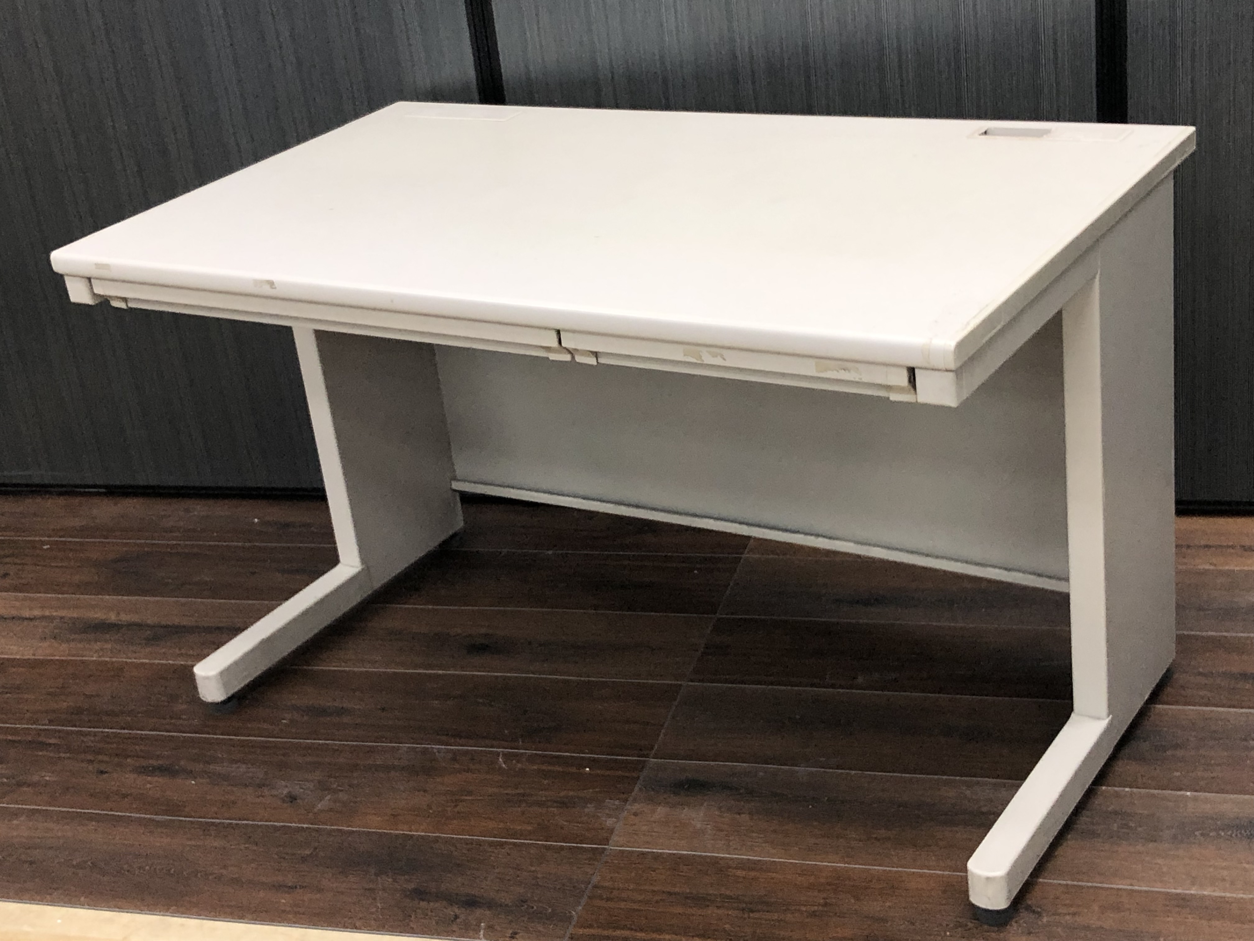 【9台入荷】定番の事務用机！部材欠品・使用感有でお得にご案内【A00860091】
                        その他シリーズ
                                    中古
            