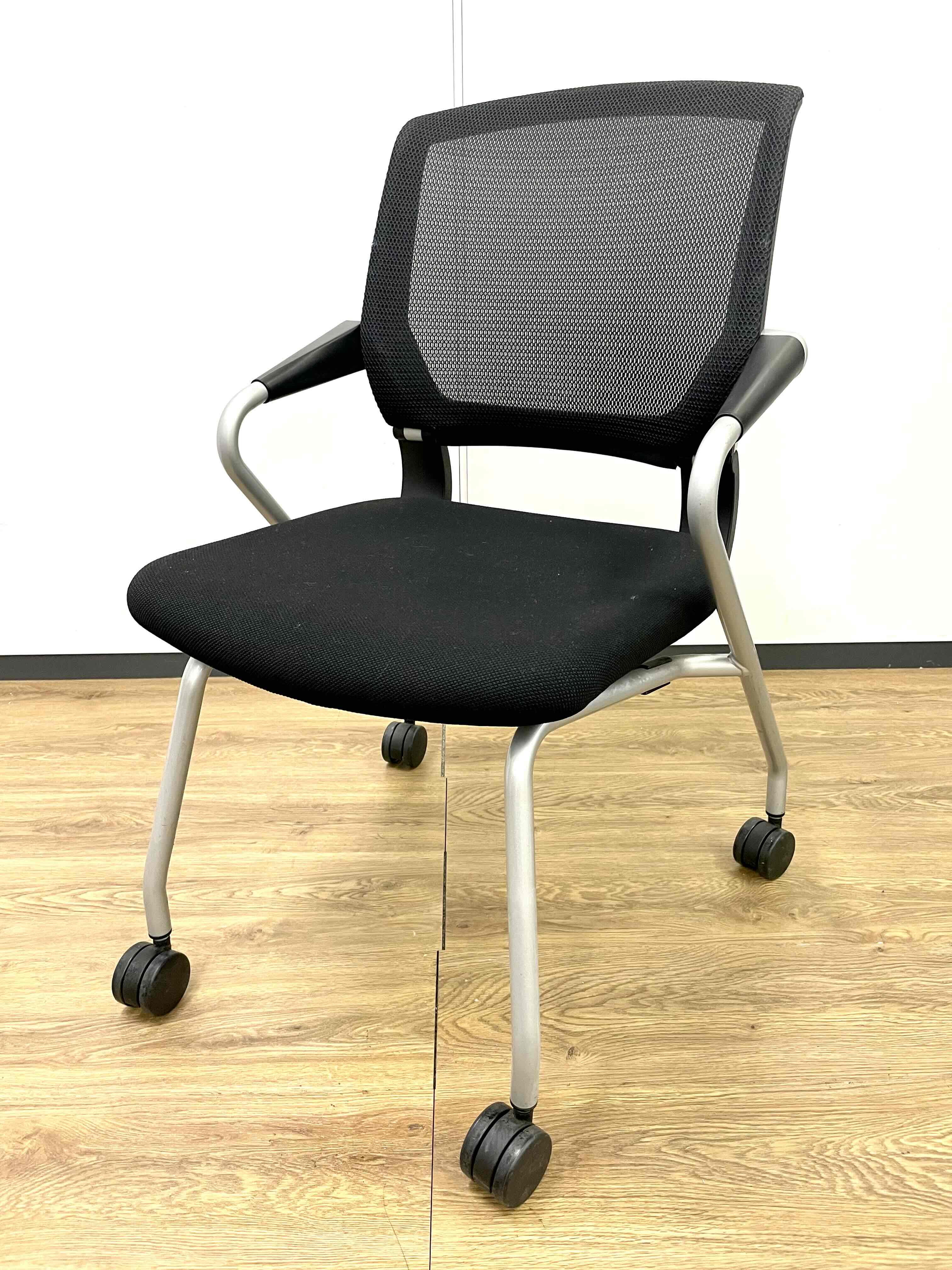 1脚限定！厚めのクッションで長時間会議でもバッチリ！　ミーティングチェアにも高級感を求めたい方におすすめ！
                        サテリテチェア
                                    中古
            