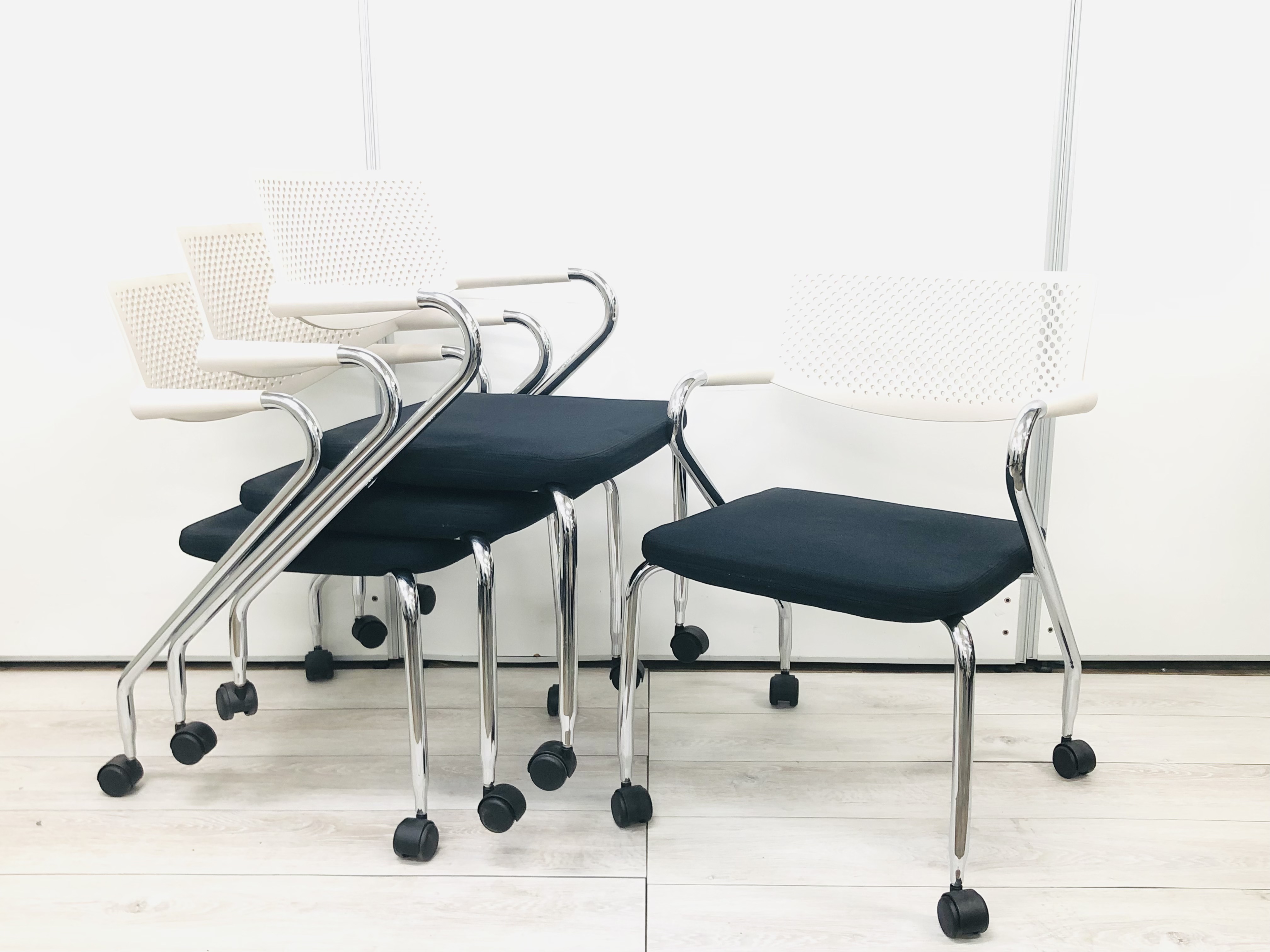 4脚1セット！
【会議室をおしゃれに！】
厚めのクッションで座り心地も良好です！
■Vitra/Visaroll2/※3脚までスタック可能です。
                        ビザロール
                                    中古
            