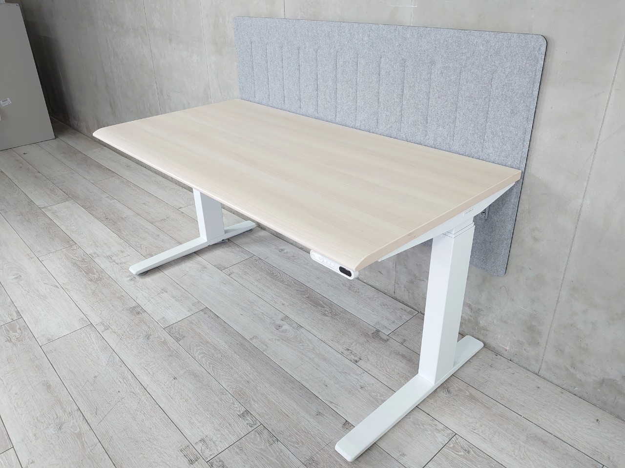 【関東倉庫在庫】オカムラ製・『スイフト』昇降デスク　平机タイプ入荷いたしました！好み高さに電動で調節でき、人目を気にせず作業に集中しながら健康的なオフィスワークを！！優しい印象のナチュラルカラーでオフィス、ご自宅にも！弊社使用欄【A00861455】【A00840382】
                        Swift
                                    中古
            