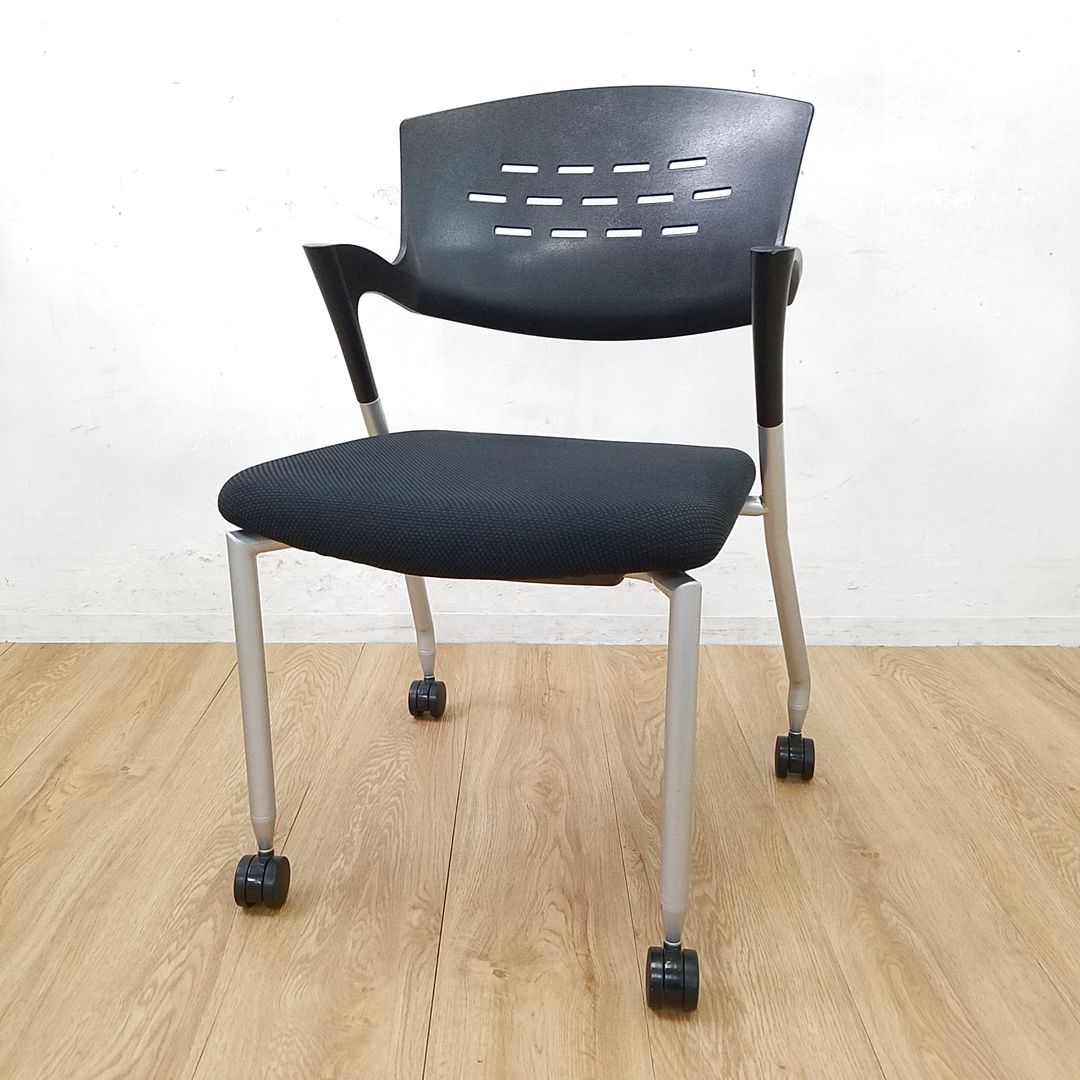 【12脚入荷】人気定番商品入荷！中古　スタックチェア　スタッキングチェア　ミーティングチェア　イトーキ　カクタス　オフィス　ブラック　キャスター付
                        カクタス
                                    中古
            