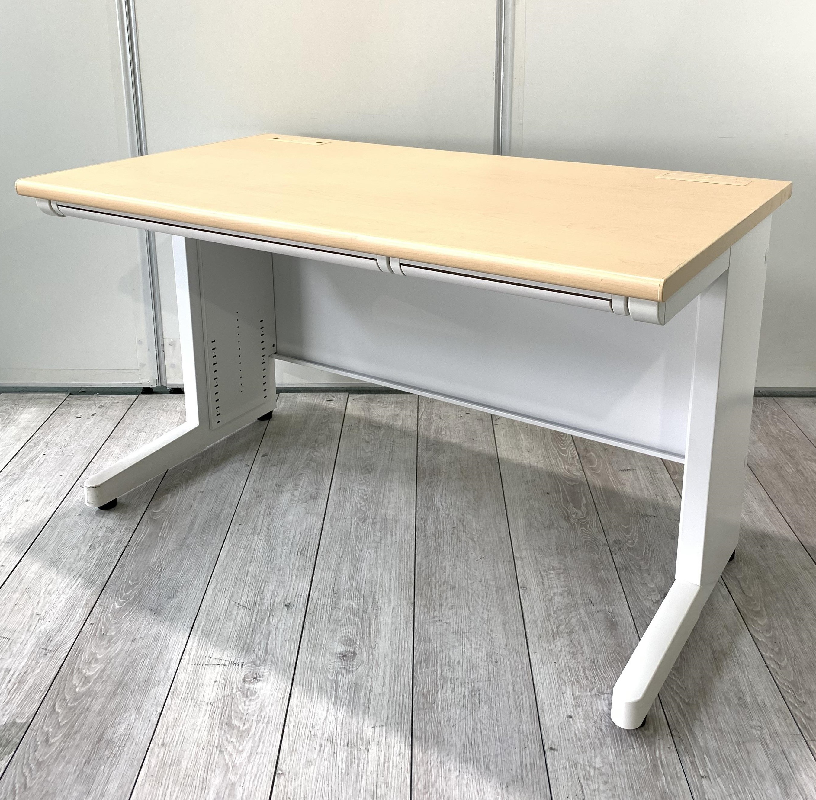 清潔感あるナチュラル×ホワイトのデスク！
木の温もりが明るいお部屋の印象に！
■ナイキ/neos/幅1200mm
                        その他シリーズ
                                    中古
            