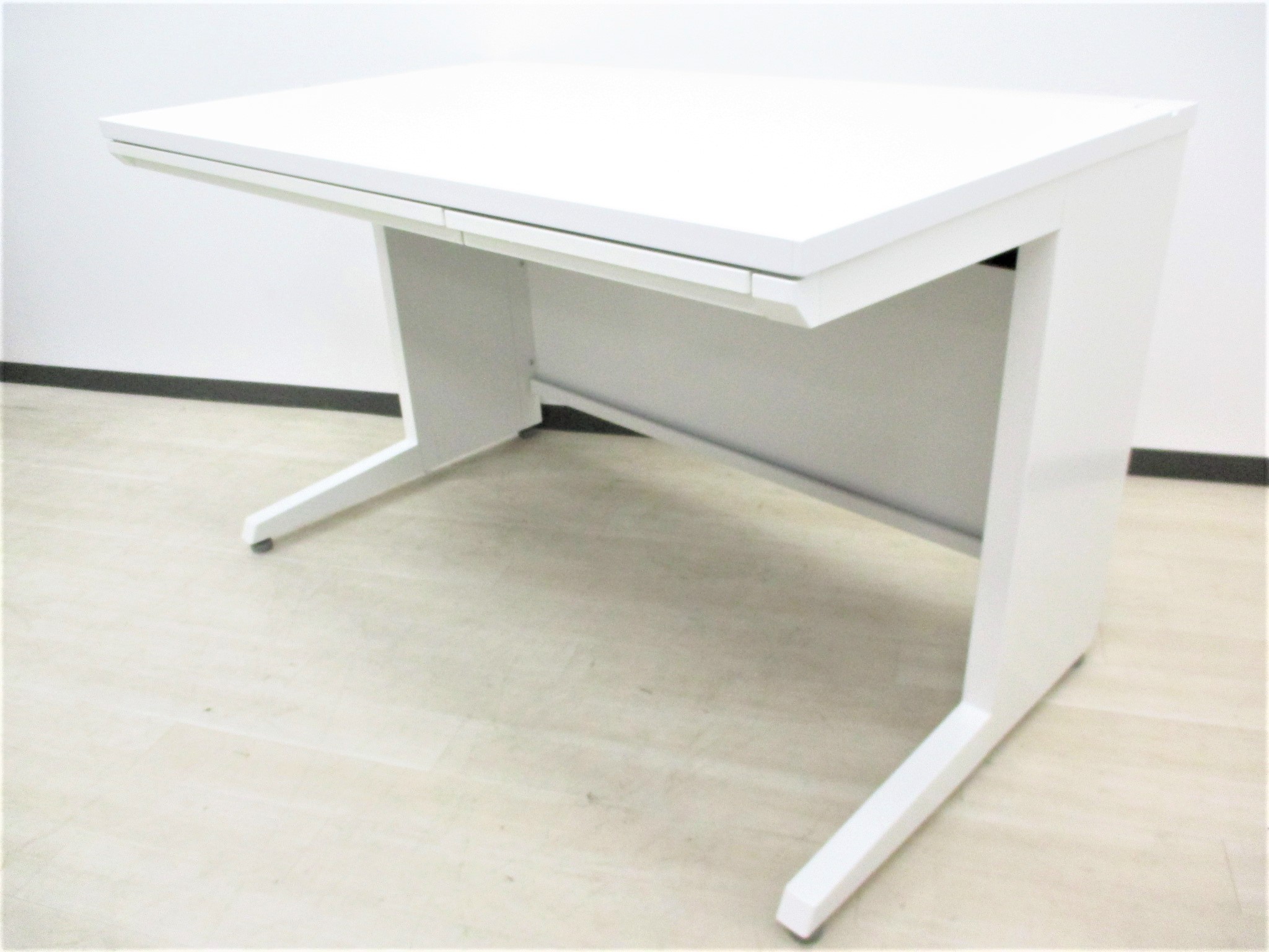 【まとめて揃います！】【横幅1200】定番のオフィスデスク入荷！オカムラ/アドバンス/引き出し付き/ホワイト
                        アドバンス
                                    中古
            