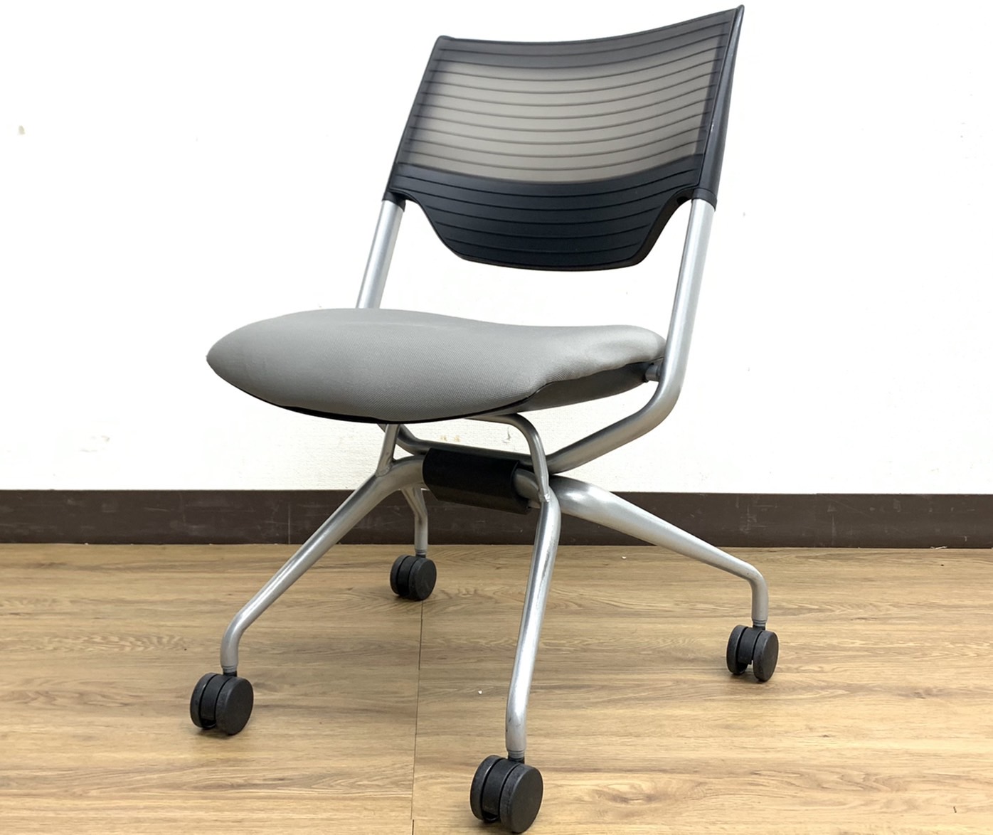 【あと４脚】渋いモノトーンカラー⇒定番ミーティングチェアレクシブ（Lexive）※肘掛け無し仕様◆イトーキ製【RP】
                        レクシブ
                                    中古
            