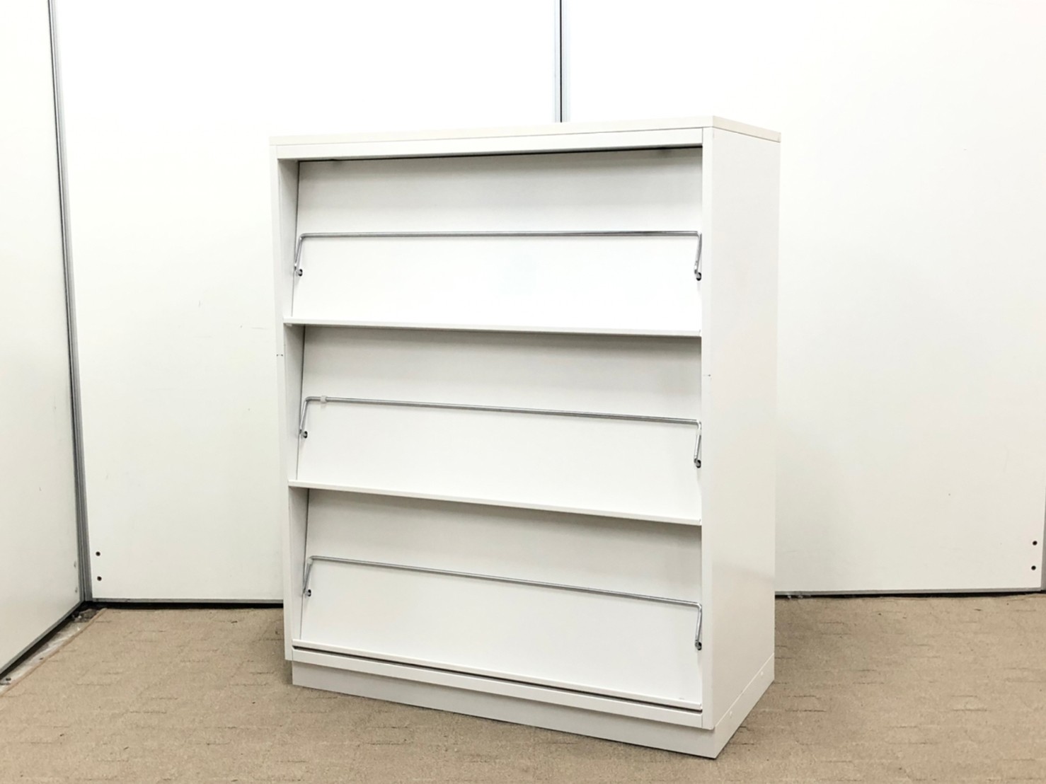 【２台入荷！！】カタログや冊子を置くのにおすすめ！■イトーキ/シンライン/ホワイト
                        シンライン
                                    中古
            