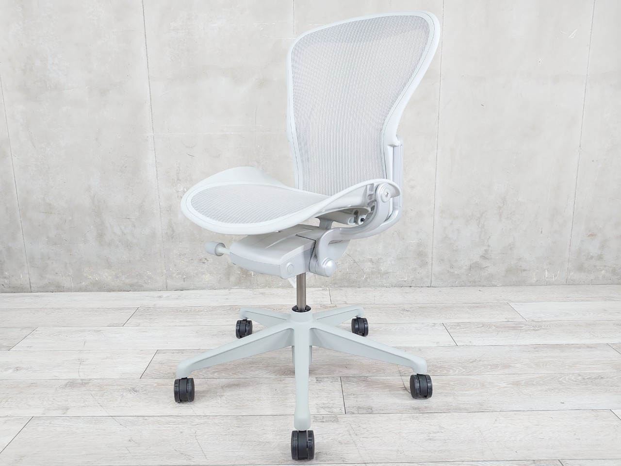 【関東倉庫在庫品】ハーマンミラー製・『アーロン　Bタイプ　肘無』入荷！【美品】ほぼ未使用に近い状態です！長時間座る方に快適に好みに合わせた調節が行えます！Bタイプで少し大きめのため男性にオススメ！弊社使用欄【A00862632】
                        アーロンチェア
                                    中古
            