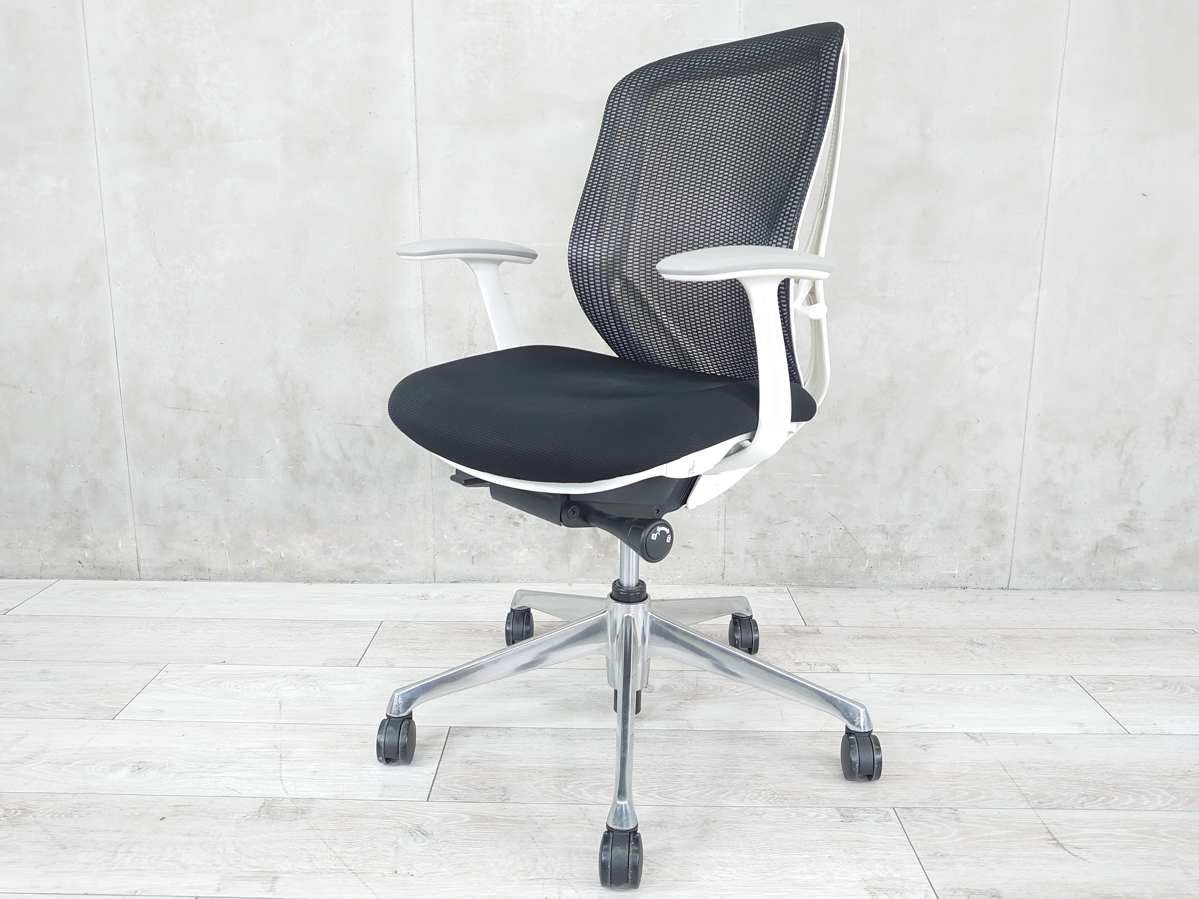 大人気／定番／前傾チルト／流行　
■オカムラ/シルフィ/ブラック/肘付
                        シルフィメッシュ
                                    中古
            