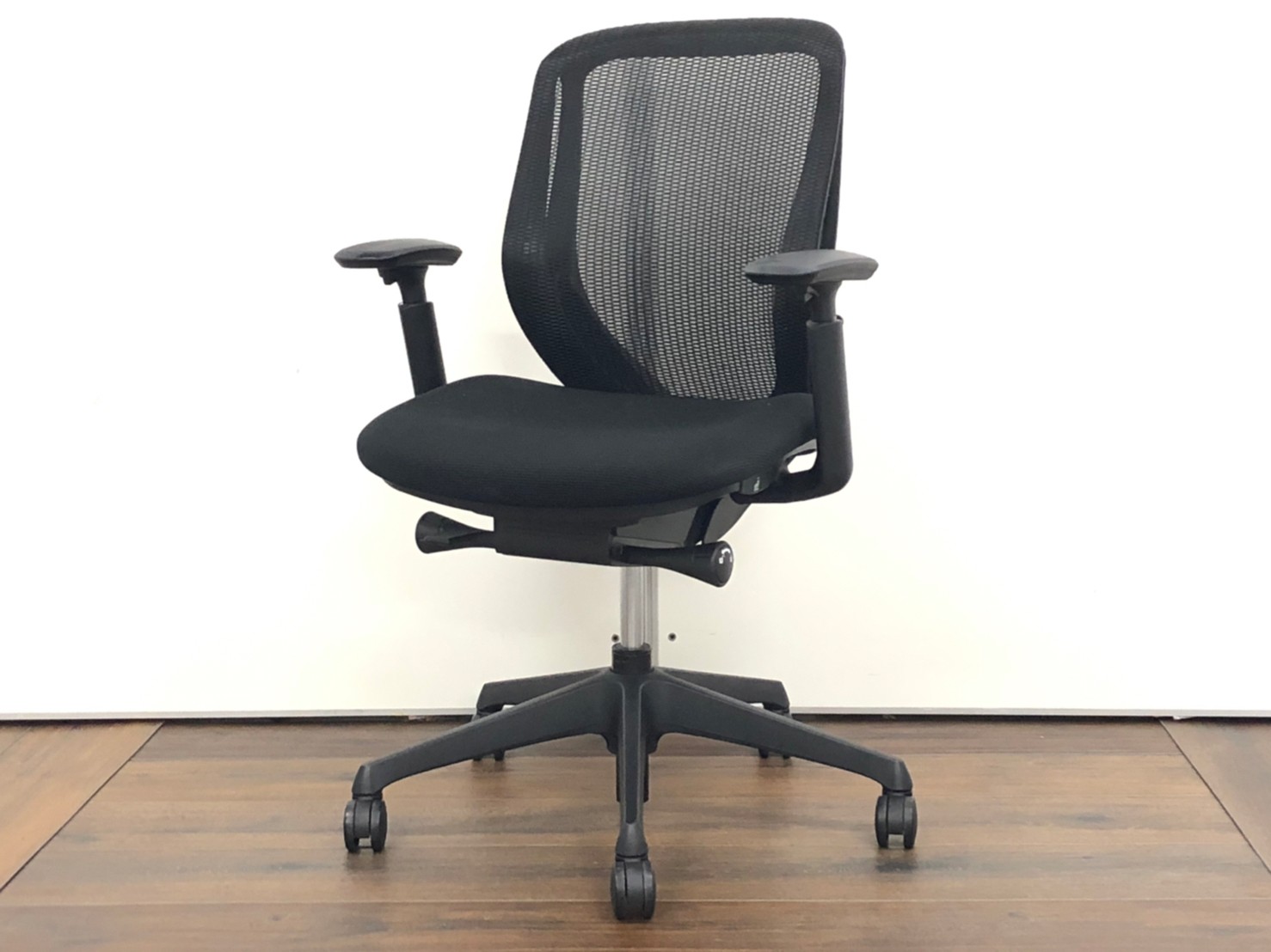 av　オカムラ　シルフィーチェア　ローバック　固定肘　前傾機能　メッシュ　中古品 中古】シルフィーメッシュ オカムラ/okamura 肘付ローバック