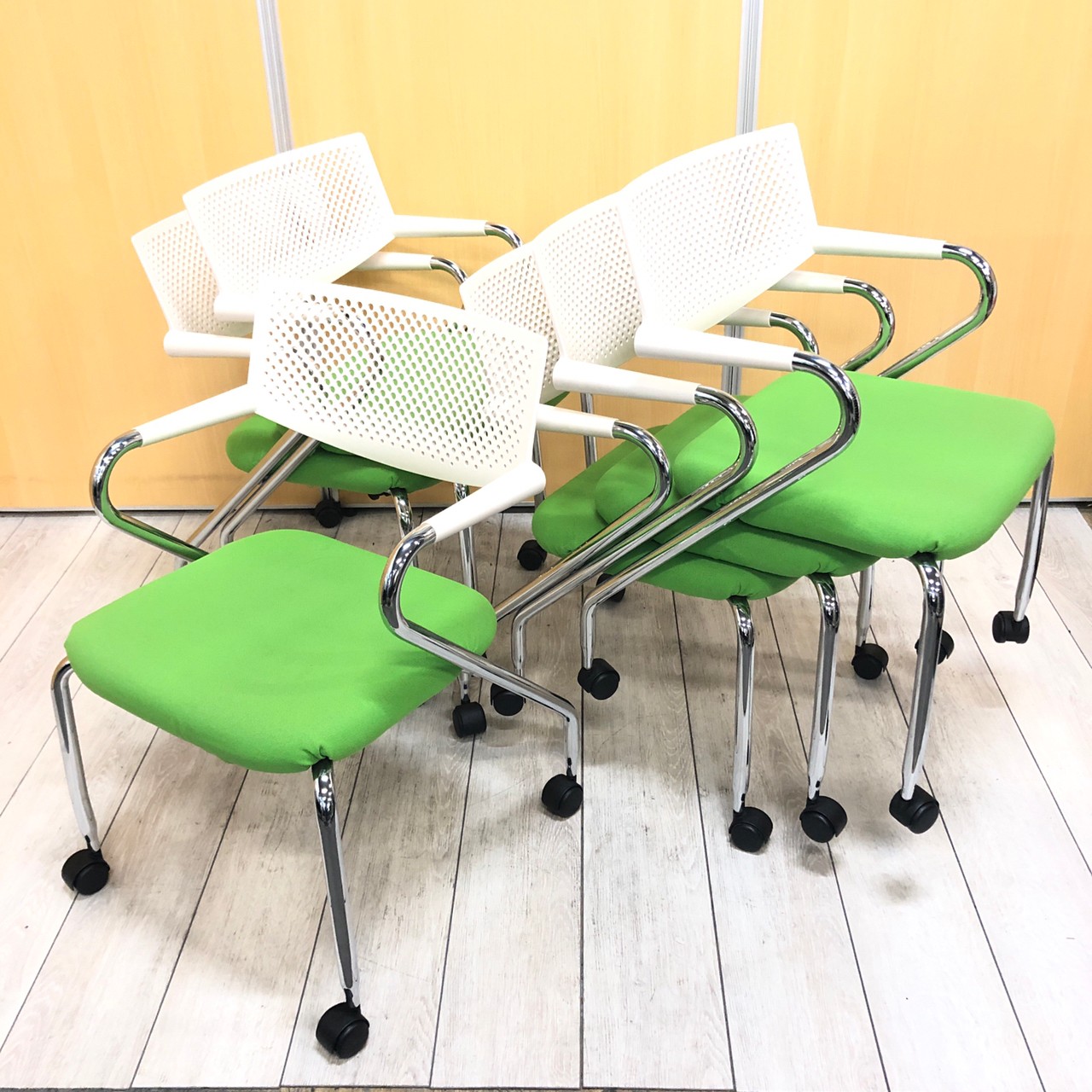 【6脚セット神戸店限定入荷！】ヴィトラ製ビザロール！　ライトグリーン　ミーティング　会議
                        ビザロール
                                    中古
            