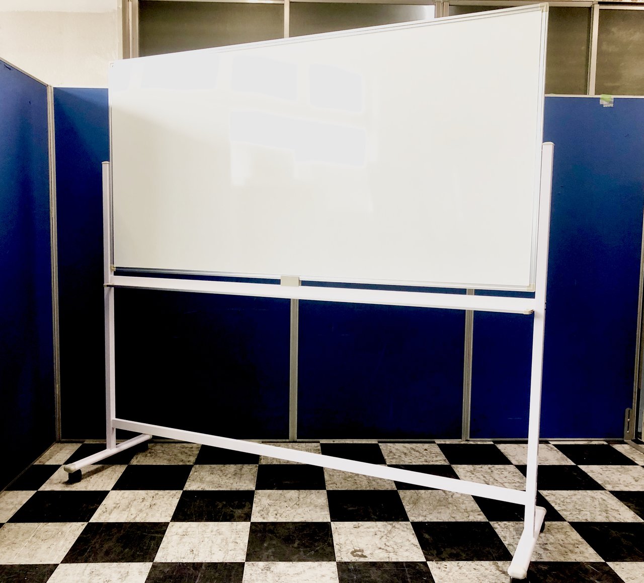 【意外と必要なホワイトボード】オフィスには欠かせません！◆国内メーカー両面脚付き
                        その他シリーズ
                                    新品
            