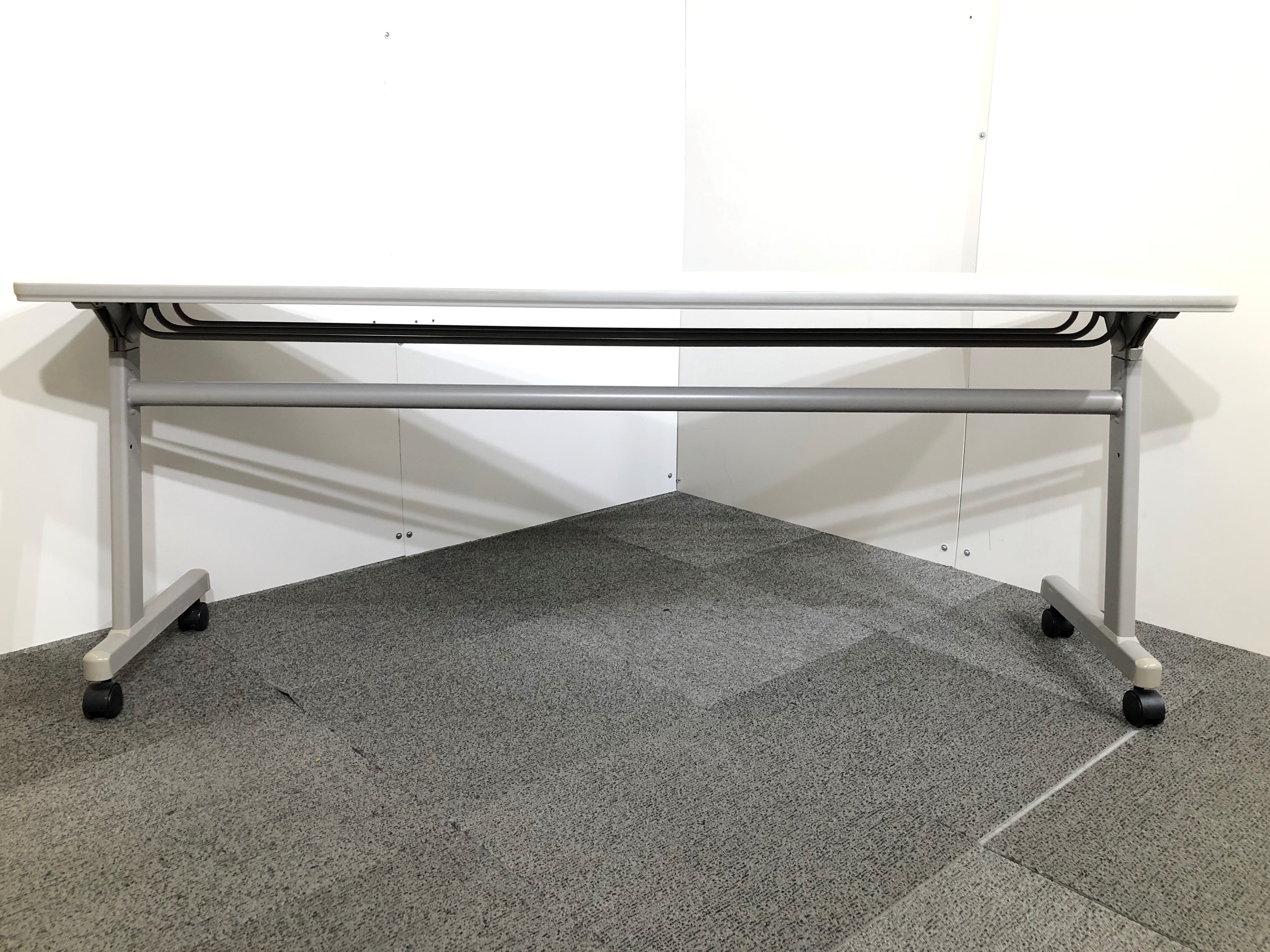 【関西倉庫在庫】会議やセミナーにオススメ！　コクヨ製品！　W1800テーブル！　折り畳みも可能！　弊社使用欄【A00860898】
                        KT-900
                                    中古
            