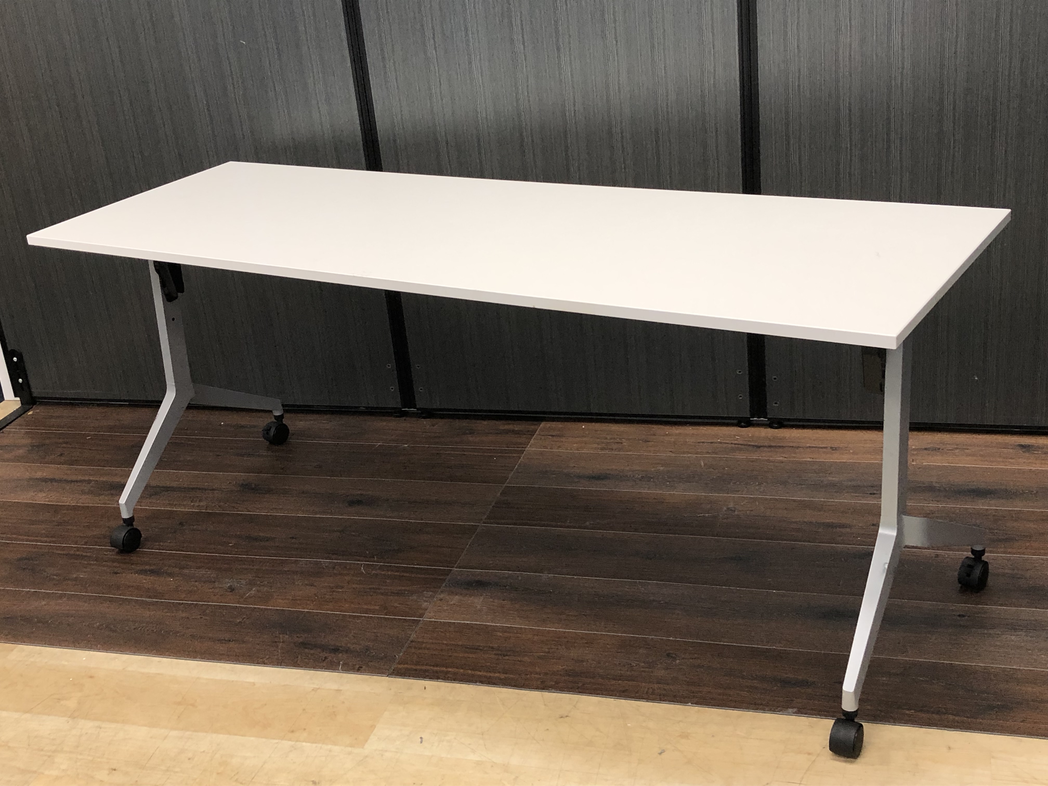 【8台入荷】汎用性抜群！受付台や作業用にもオススメ【A00859073】
                        パラグラフテーブル
                                    中古
            