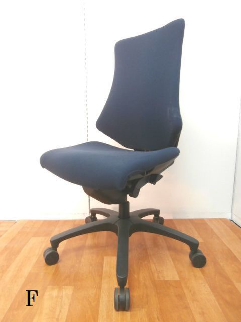 注目商品！！【姿勢の変化にフレキシブルに対応して体に馴染むインナーシェルを内包した快適OAチェアです！！毎日のオフィスワークだからこそお試しいただきたい、おすすめ商品です！！商品入替の為お求めやすくなっている今がチャンスです！！】■ブルー　■おつとめ品　■エフ
                        エフ
                                    中古
            