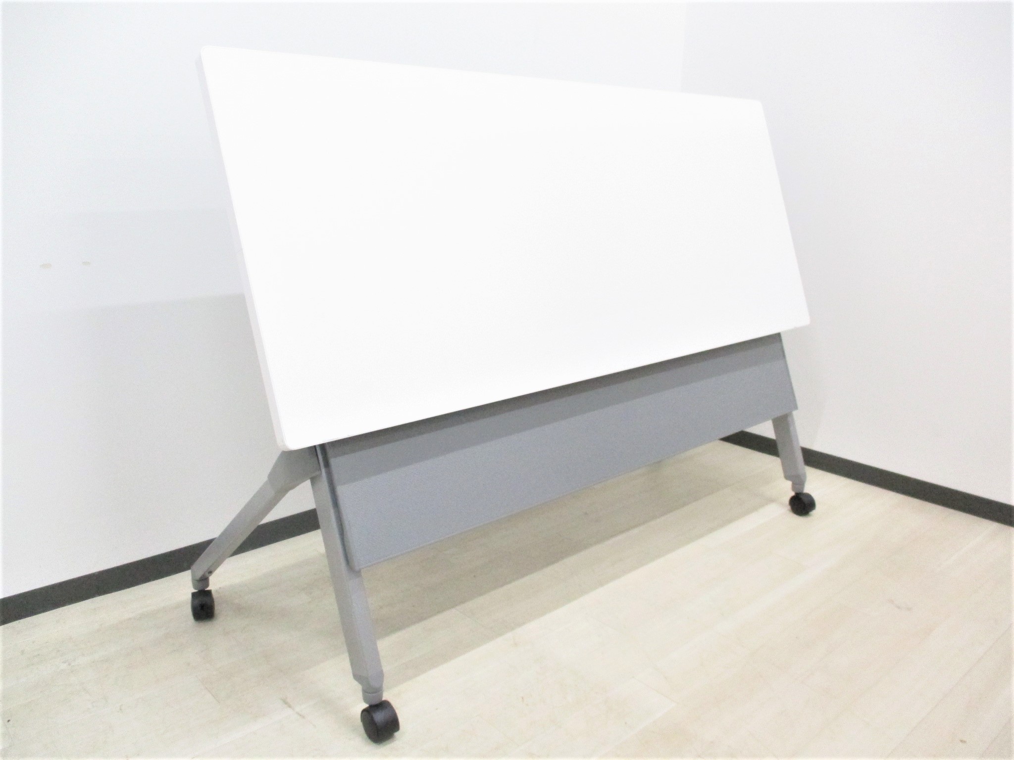 【お得な4台セット】オカムラ/フラプター/幅1500奥行600/ホワイト
幕板付きでセミナーや会議室におすすめ！
                        フラプター
                                    中古
            