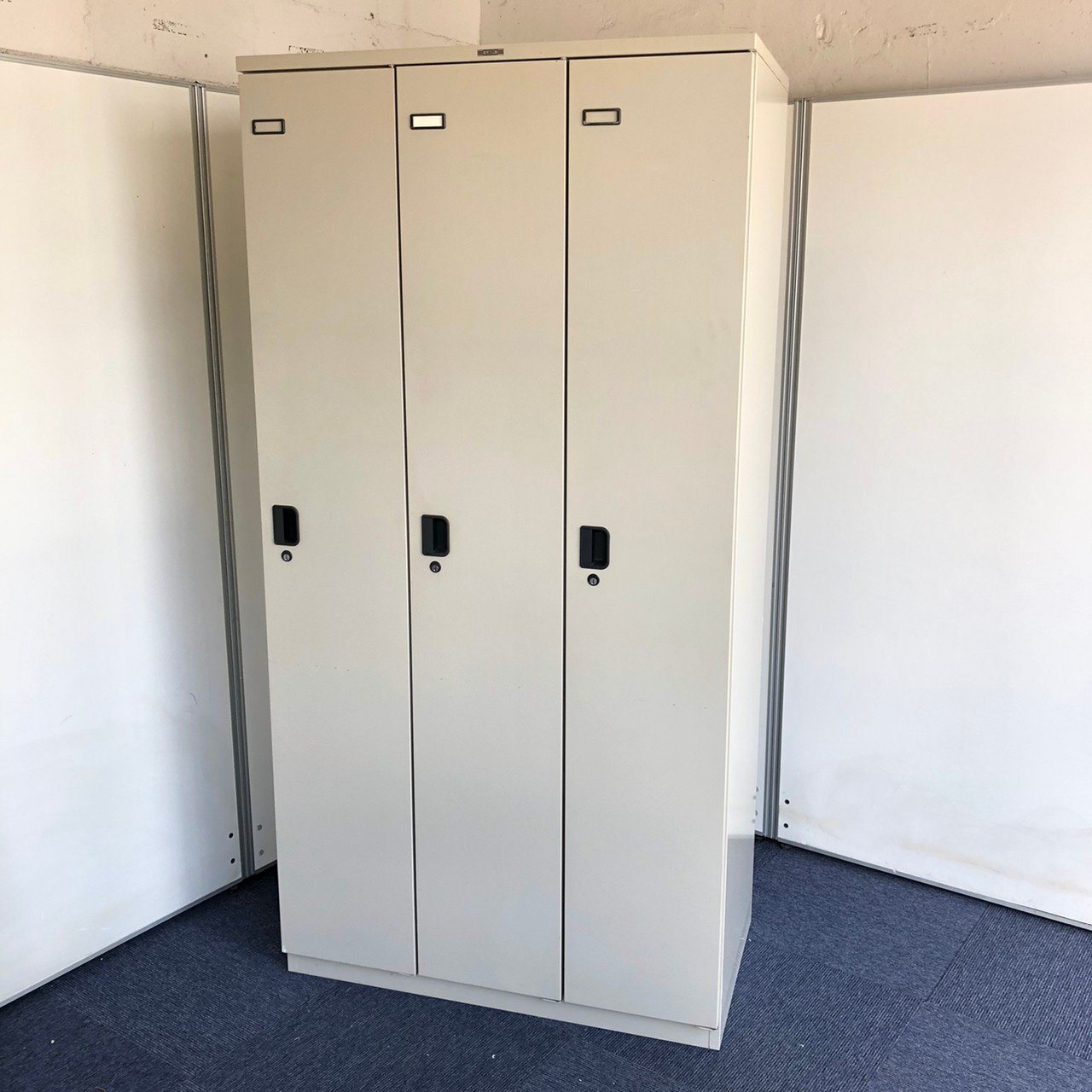 【在庫入れ替え品】3人用ロッカー入荷！鏡完備です｜ニューグレー
                        その他シリーズ
                                    中古
            