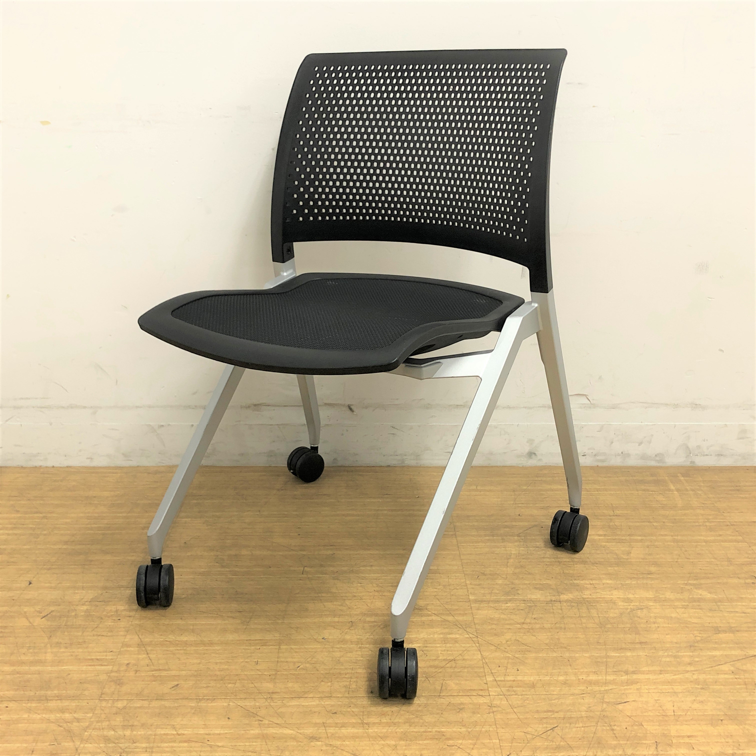 メッシュのミーティングチェア　コクヨ　スプライン　ブラックでデザイン性のある会議室に
                        その他シリーズ
                                    中古
            