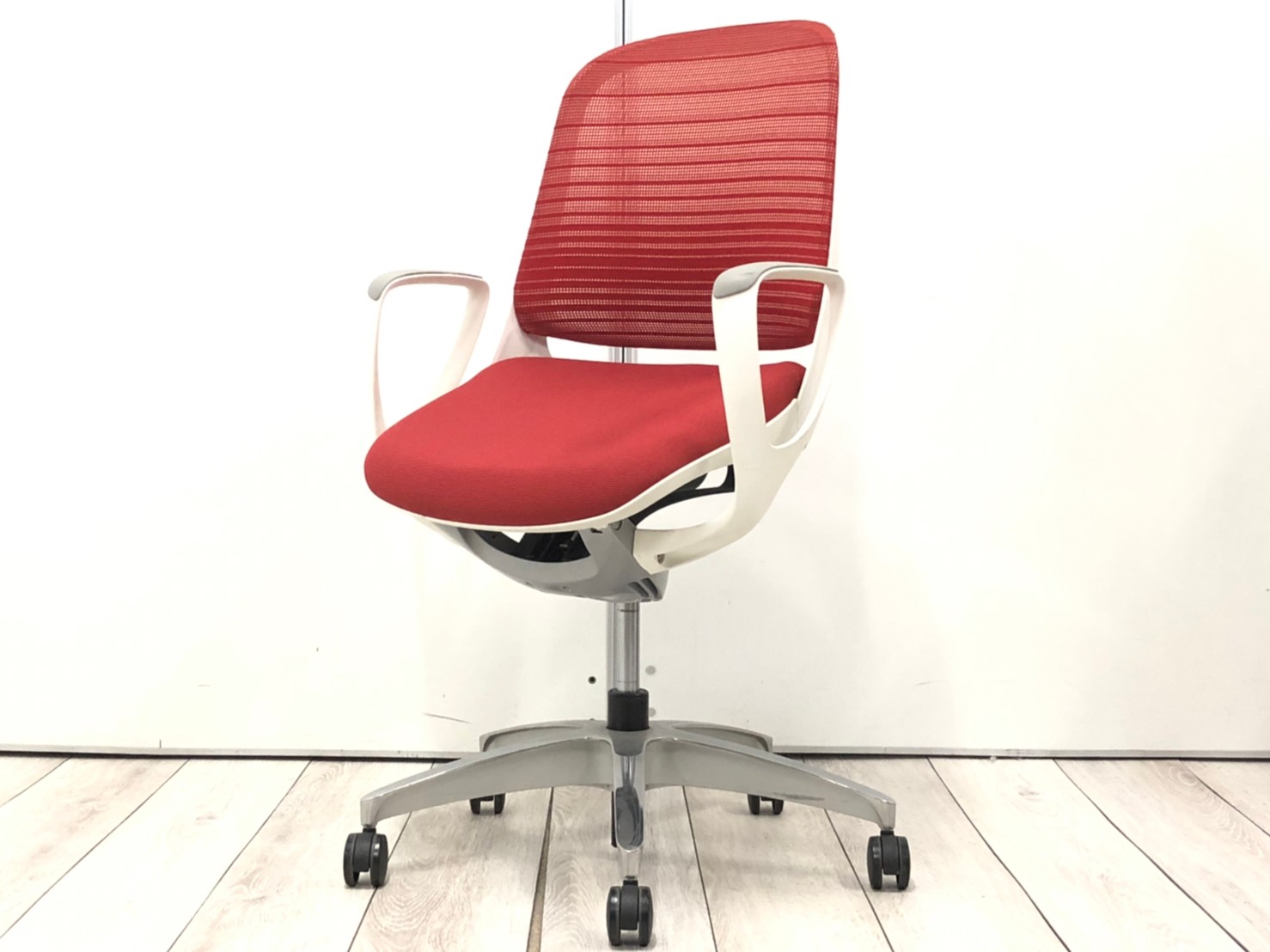 【6脚入荷！！】座りづらそうだけど座ってみると座り心地抜群！■オカムラ/ルーチェ/レッド
                        ルーチェ
                                    中古
            