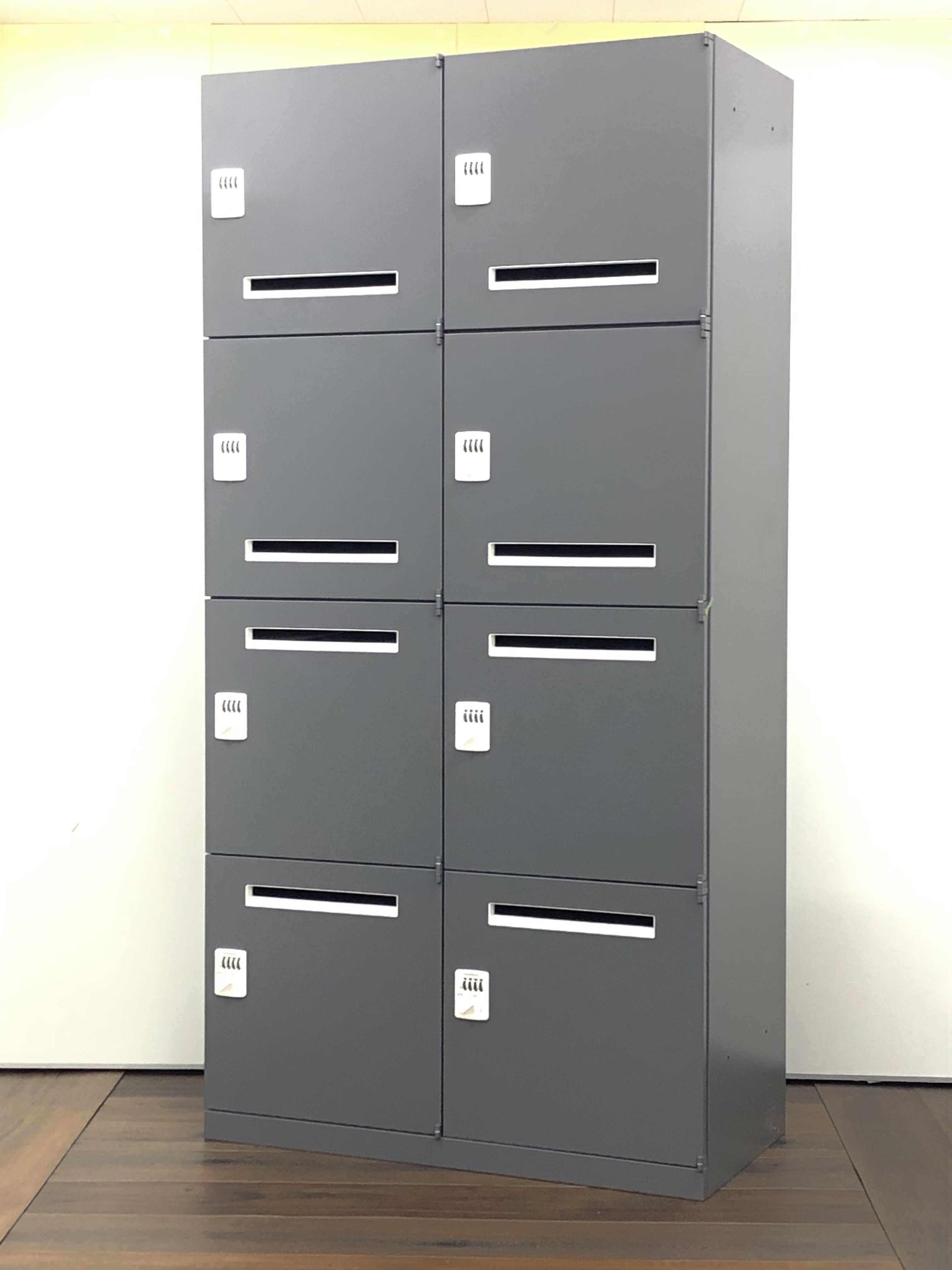 【8名用パーソナルロッカー/メールロッカー　】オカムラ　レクトライン　グレー【ブラックに近いカラーリングです！フリーアドレス化の必需品！】
                        レクトラインロッカー
                                    中古
            