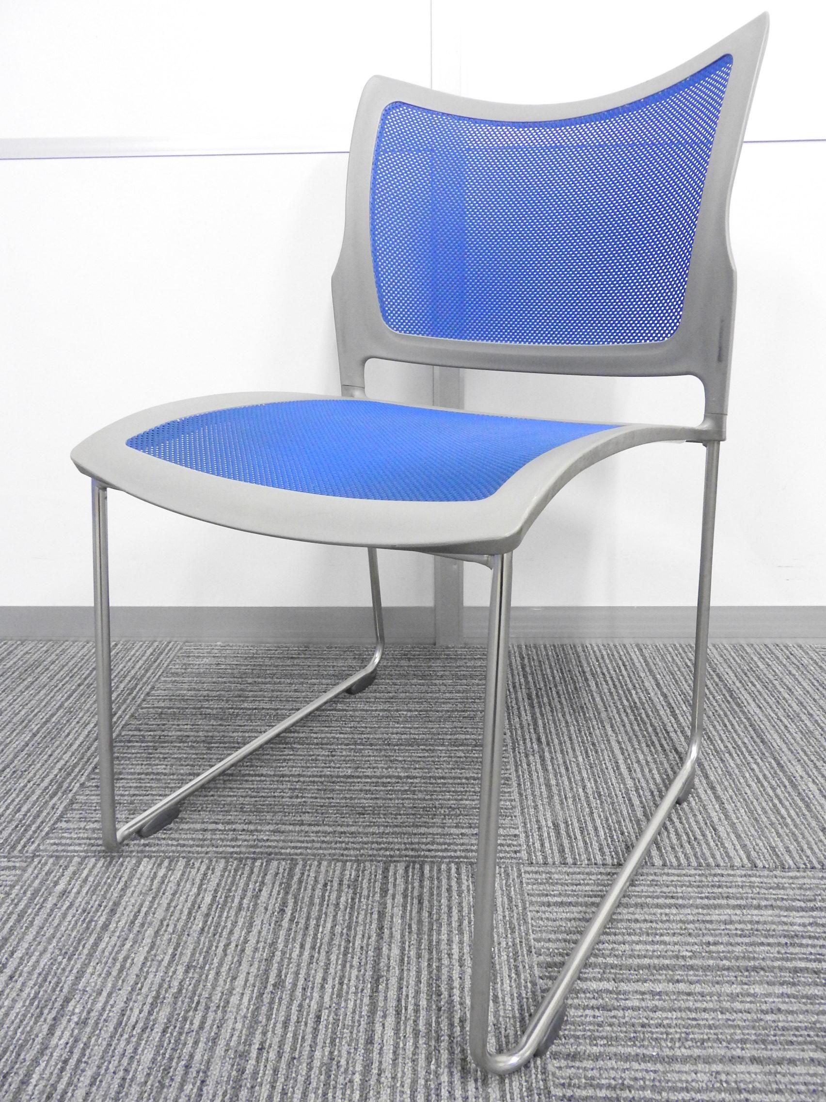 【KS】【心地よくフィットするメッシュタイプ！】■オカムラ製　スタッキングチェア　ブルー　■軽量設計で持ち運びラクラク！
                        その他シリーズ
                                    中古
            