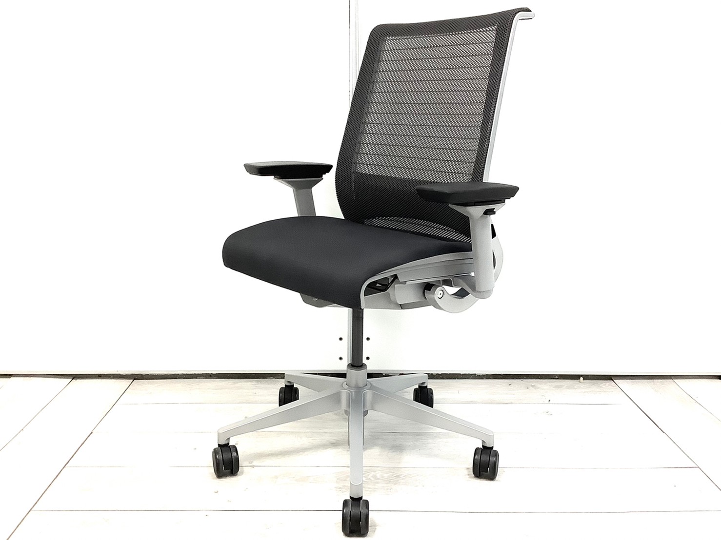 大人気／定番／メッシュ　◆スチールケース／Steelcase◆シンク／Think ※横浜店撮影画像※
                        シンクチェア（2014年以前モデル）
                                    中古
            