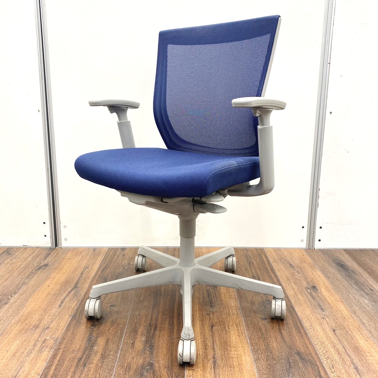 【￥15,100⇒￥10,570 商品入替30％OFF】【通常よりお手頃価格のメッシュチェア！】
オカムラ（okamura）/エスクードメッシュ/ブルー/肘付ローバックチェア　【β2303】
                        エスクードメッシュ
                                    中古
            