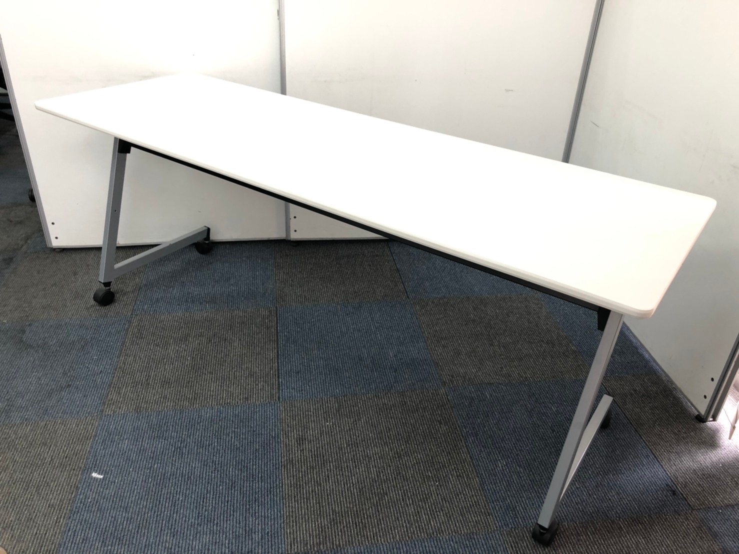 【会議用テーブル】広々使用できます/キャスター付き/コンパクトに収納
                        HXシリーズ
                                    中古
            