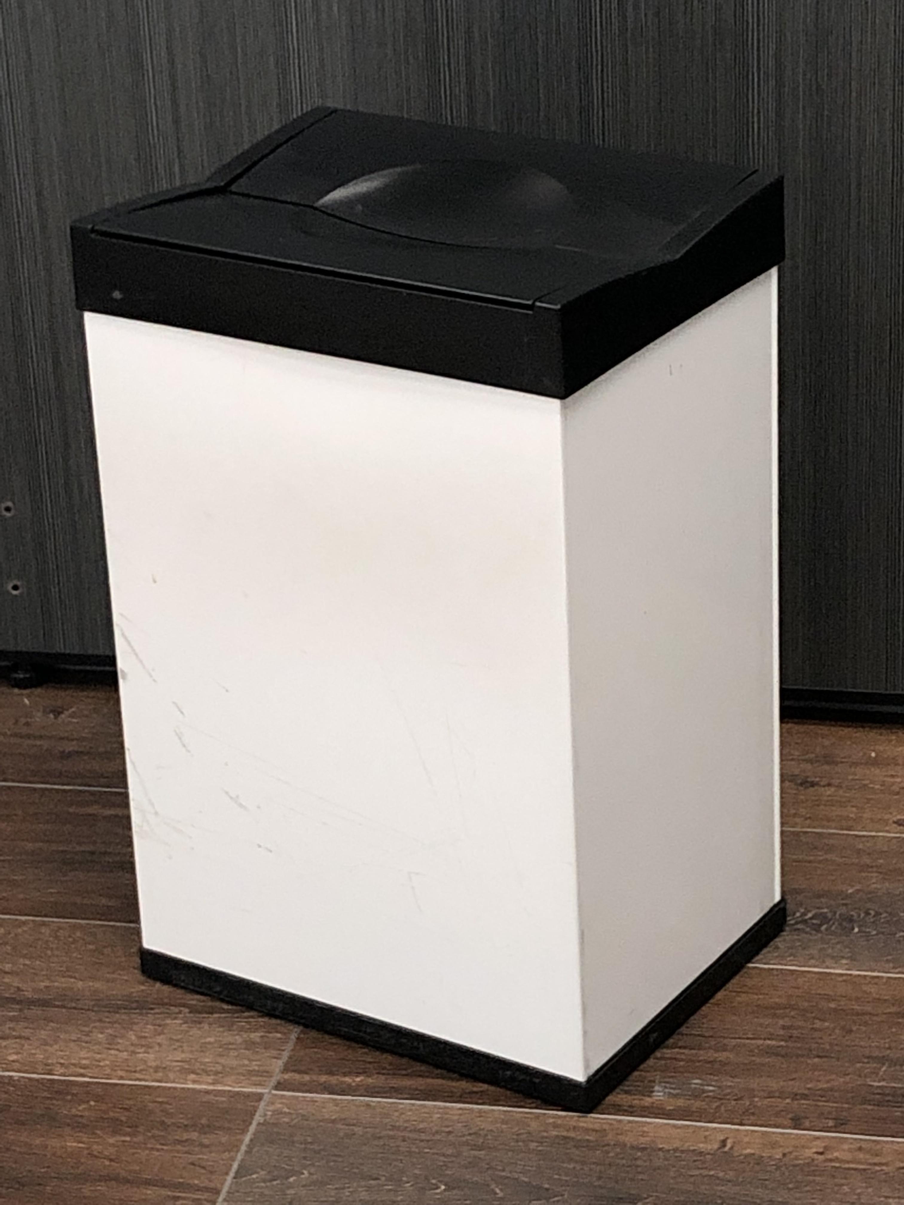 【2台入荷】メーカー不明ですが上から押すタイプの扉付きでごみが捨てやすい！！
                        その他シリーズ
                                    中古
            