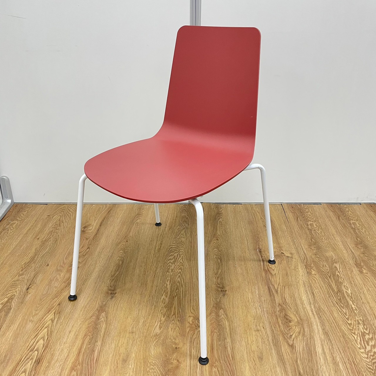 【20年度製】コクヨ製　ミケットシリーズ　バーシアンレッドカラー　スタッキングチェア！！
                        ミケット
                                    中古
            