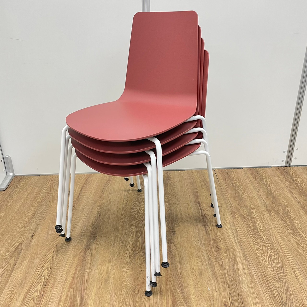 【20年度製】【4脚セット】コクヨ製　ミケットシリーズ　バーシアンレッドカラー　スタッキングチェア！！
                        ミケット
                                    中古
            