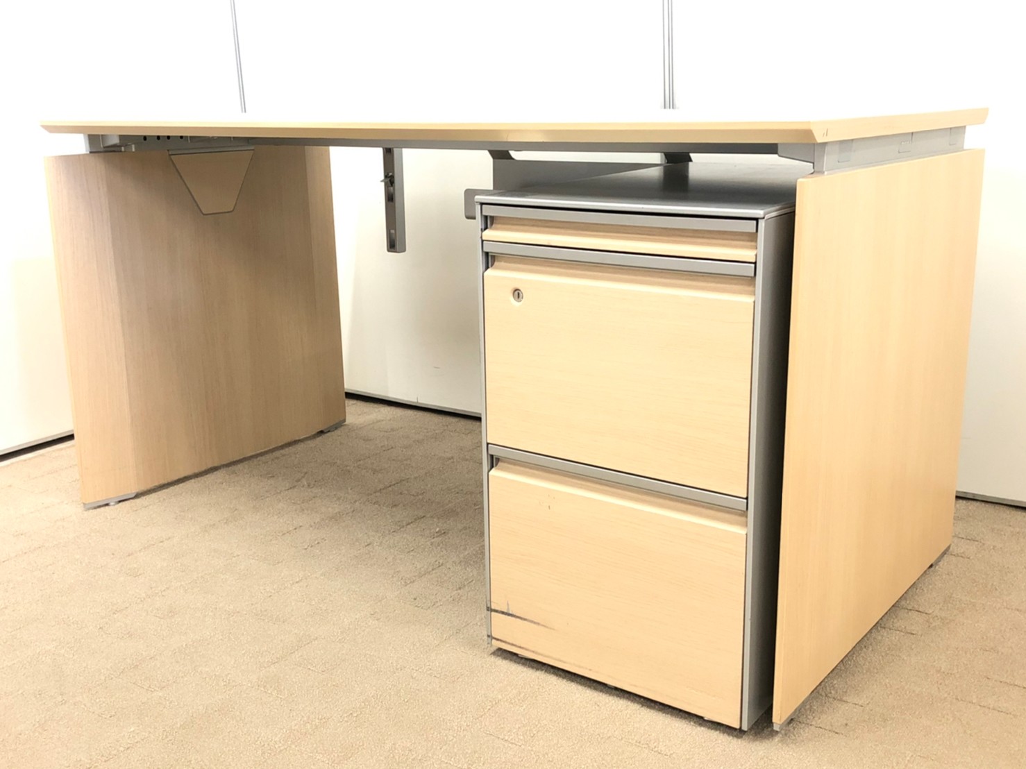 【残り7台！！】【セット値引き！！】立川店限定の入荷！！W140CMの机！！W120CMと組み合わせておしゃれなオフィスを！■オカムラ/プロセルバ/ナチュラル
                        プロセルバ
                                    中古
            