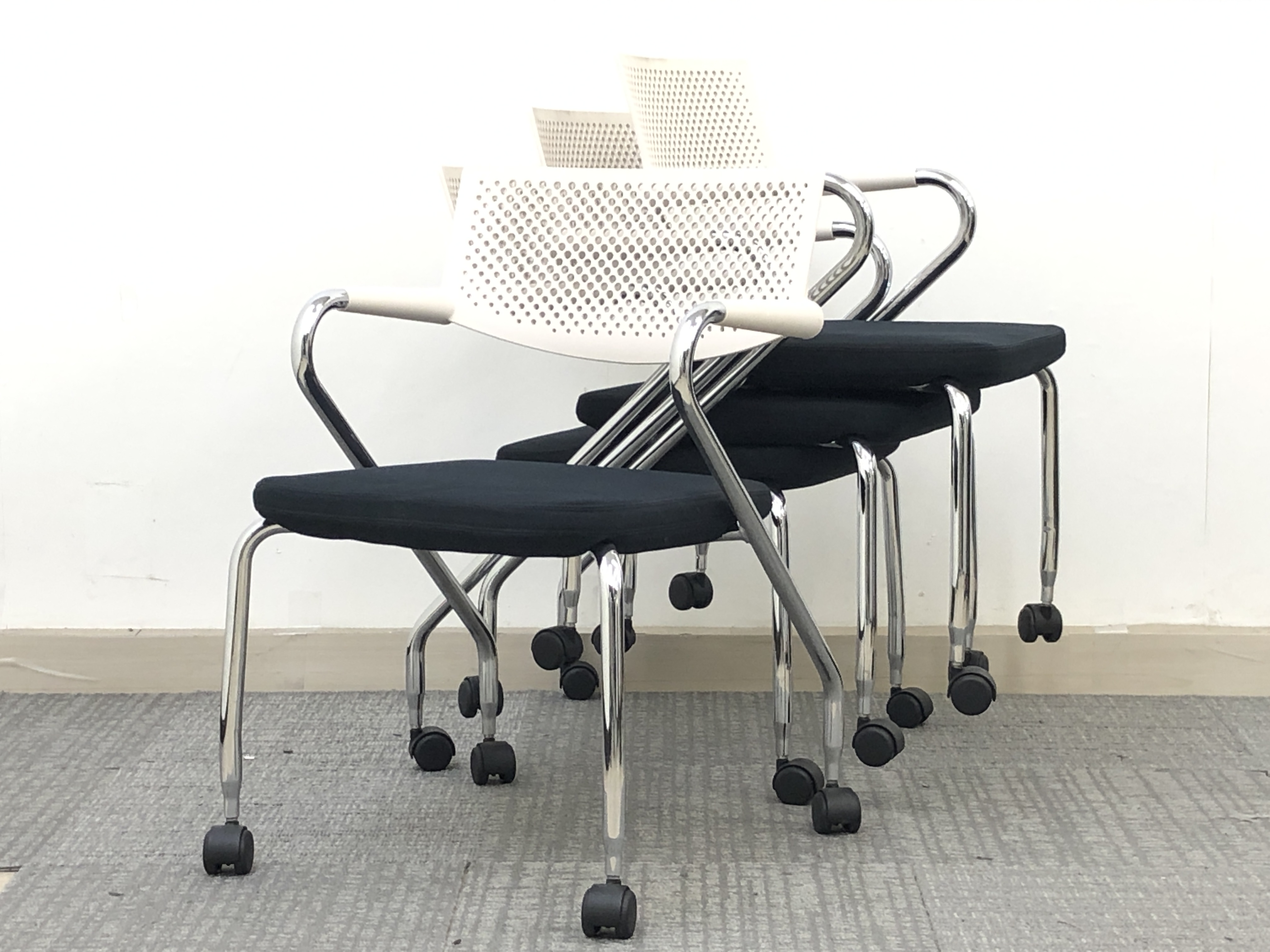 【4脚セット！】【モノクロトーンのオシャレなデザイン！】■スタッキングチェア　ビザロール（Vitra製）　ブラック
                        ビザロール
                                    中古
            