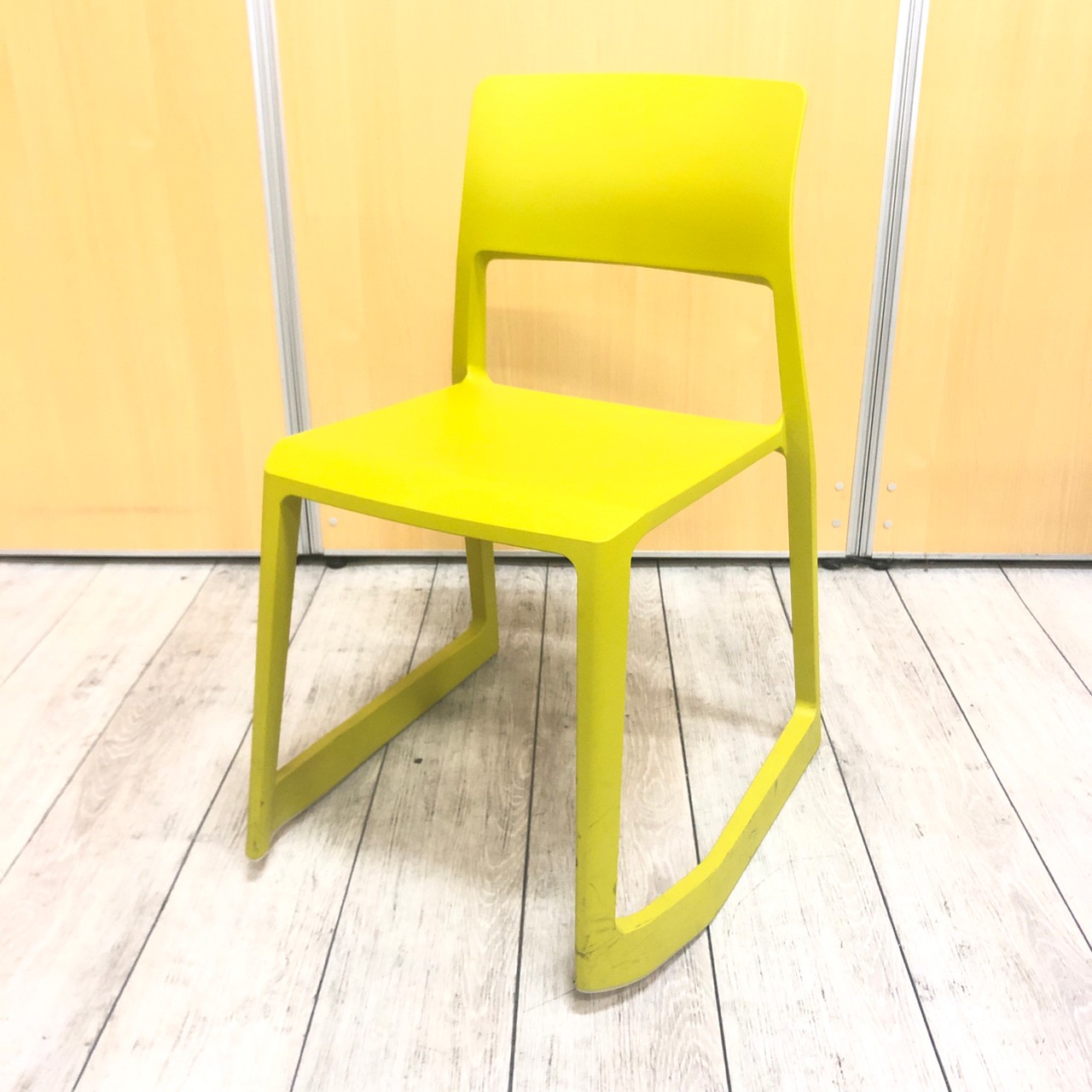 【ヴィトラ入荷！！】【おしゃれ！】　ミーテイングチェア　スタッキングチェア　イエロー　カフェ ティプトン  vitra
                        ティプ トン
                                    中古
            