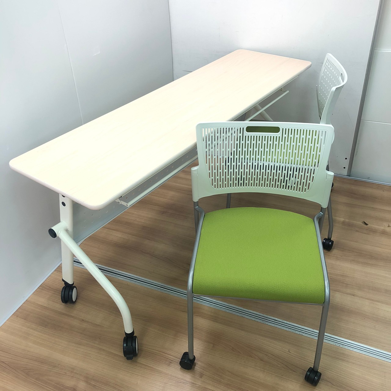 【ミーティングセット】どちらも明るい色でオフィスを明るくします　時間をかけず気軽に打ち合わせ
                        PND テーブル
                                    中古
            