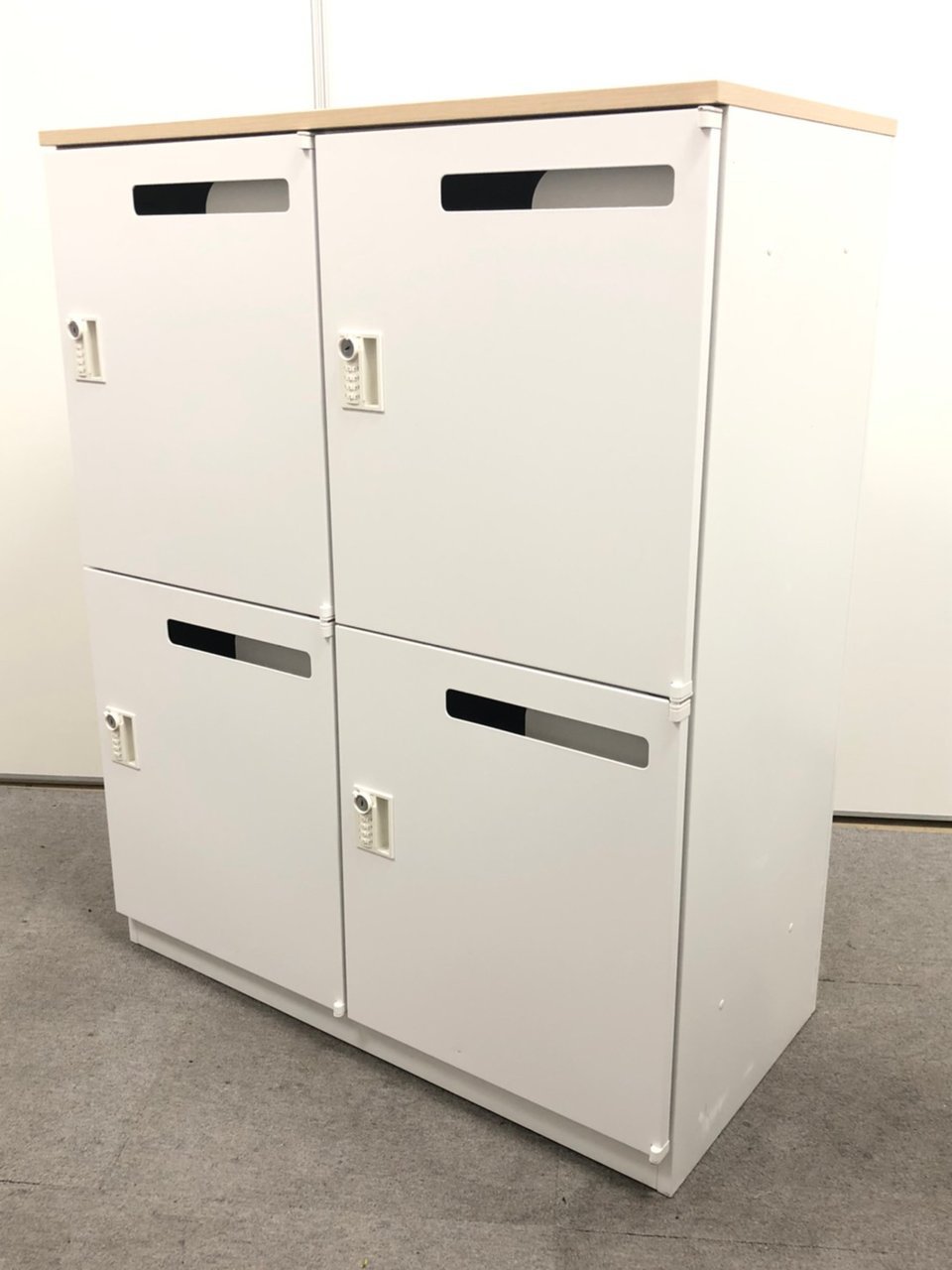 【フリーアドレスオフィスで人気！】■ウチダ　4人用メールロッカー　ダイヤル錠　木目天板付き【パーソナルロッカー】
                        その他シリーズ
                                    中古
            