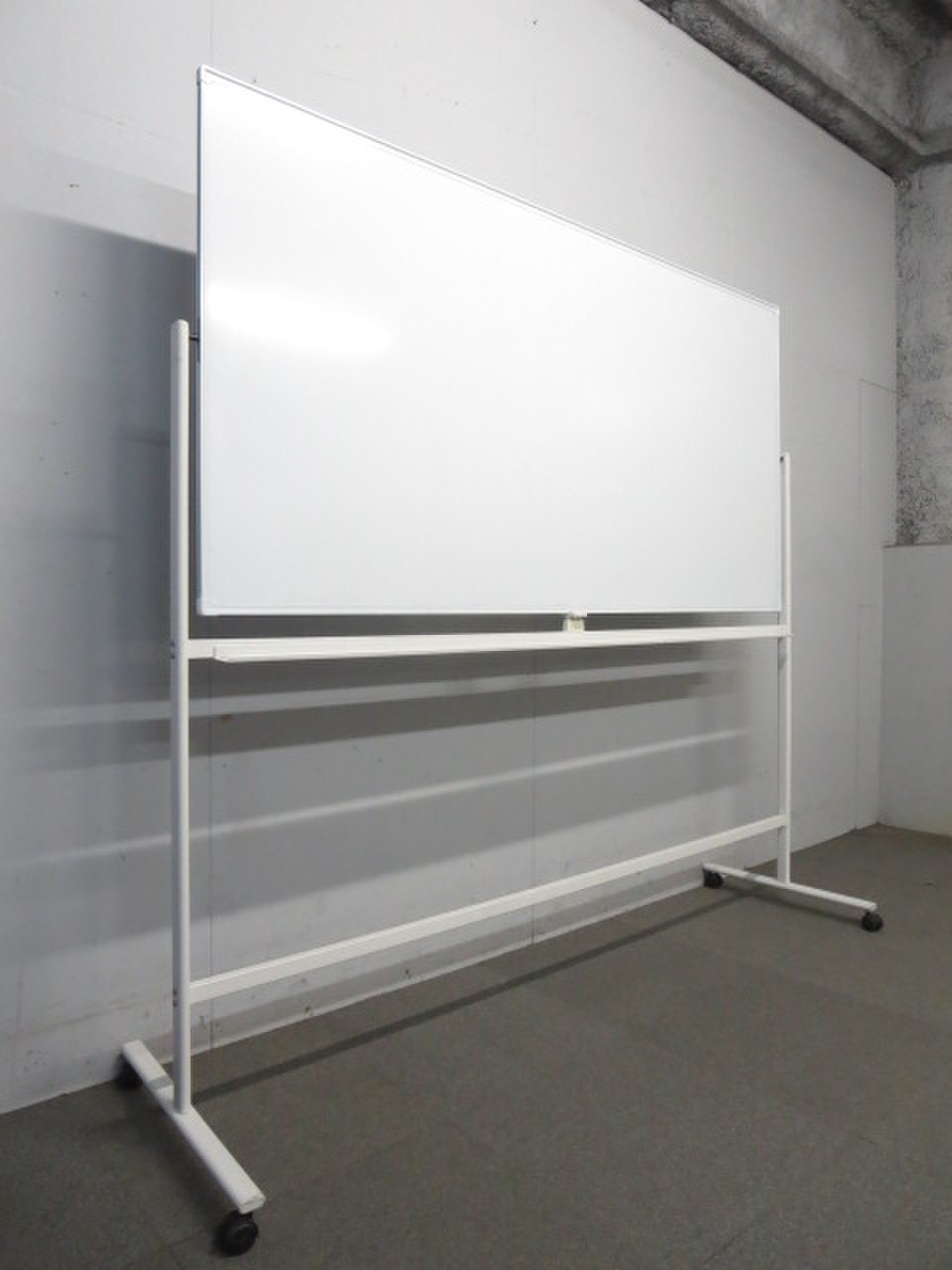 【KS】【広々と使える！1800ｍｍボード！】■脚付ホワイトボード　両面タイプ　■オフィス会議の必需品！
                        その他シリーズ
                                    中古
            