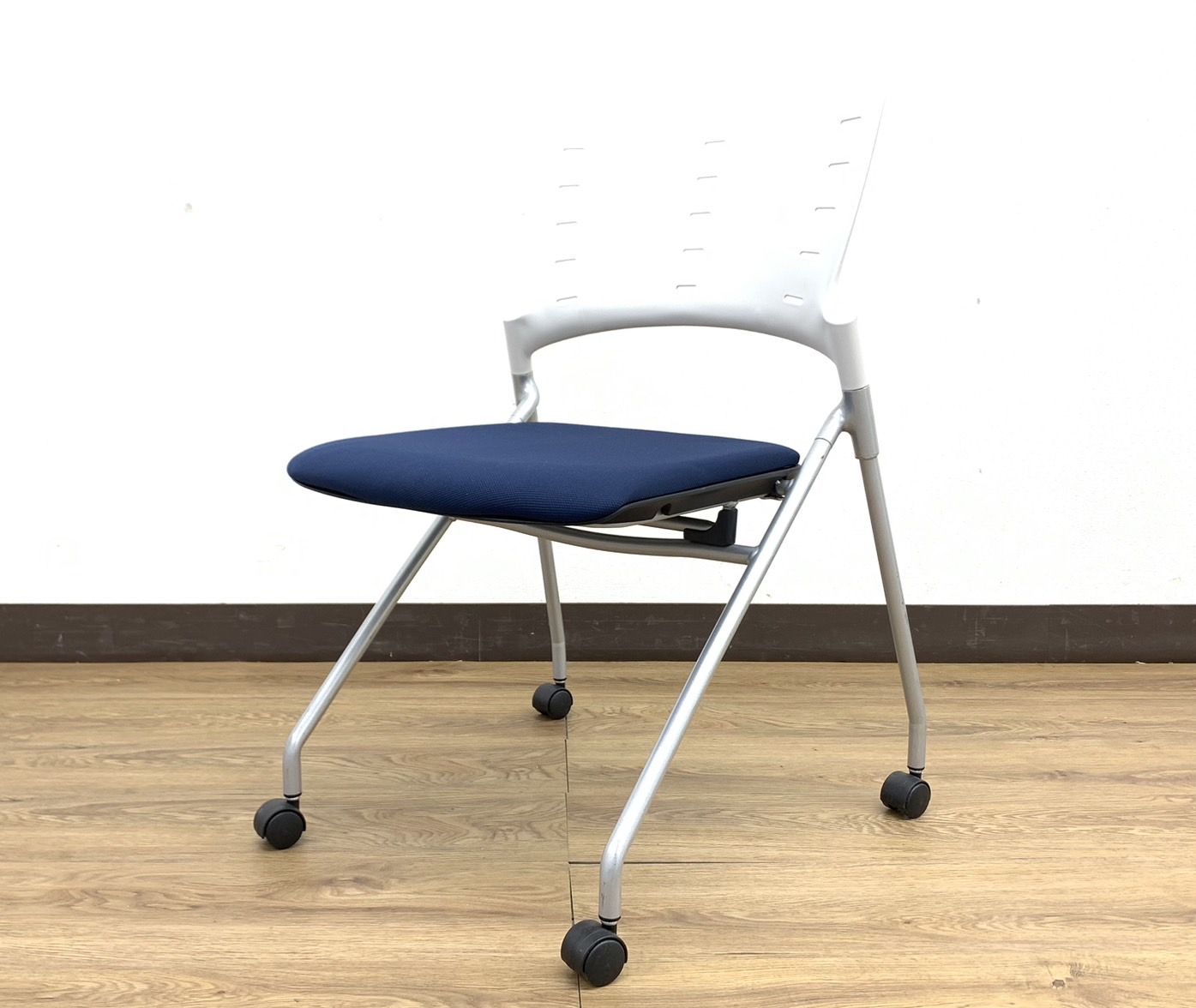 【4脚入荷】万能カラーブルー＆ホワイト定番ミーティングチェアマノス（Manos）※ネスティングタイプ◆イトーキ製【RP】
                        マノスチェア
                                    中古
            